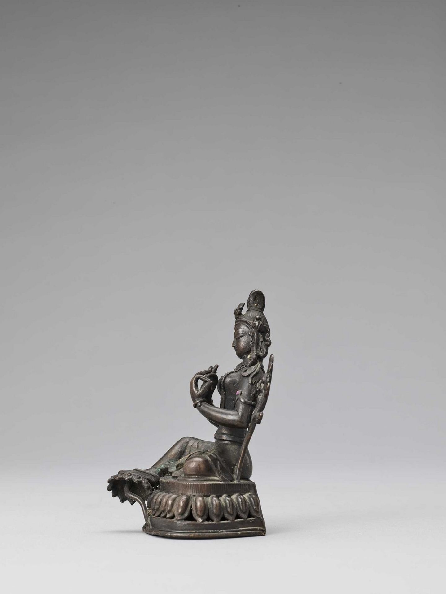 A NEPALESE BRONZE FIGURE OF GREEN TARA, 18TH-19TH CENTURY - Bild 3 aus 7