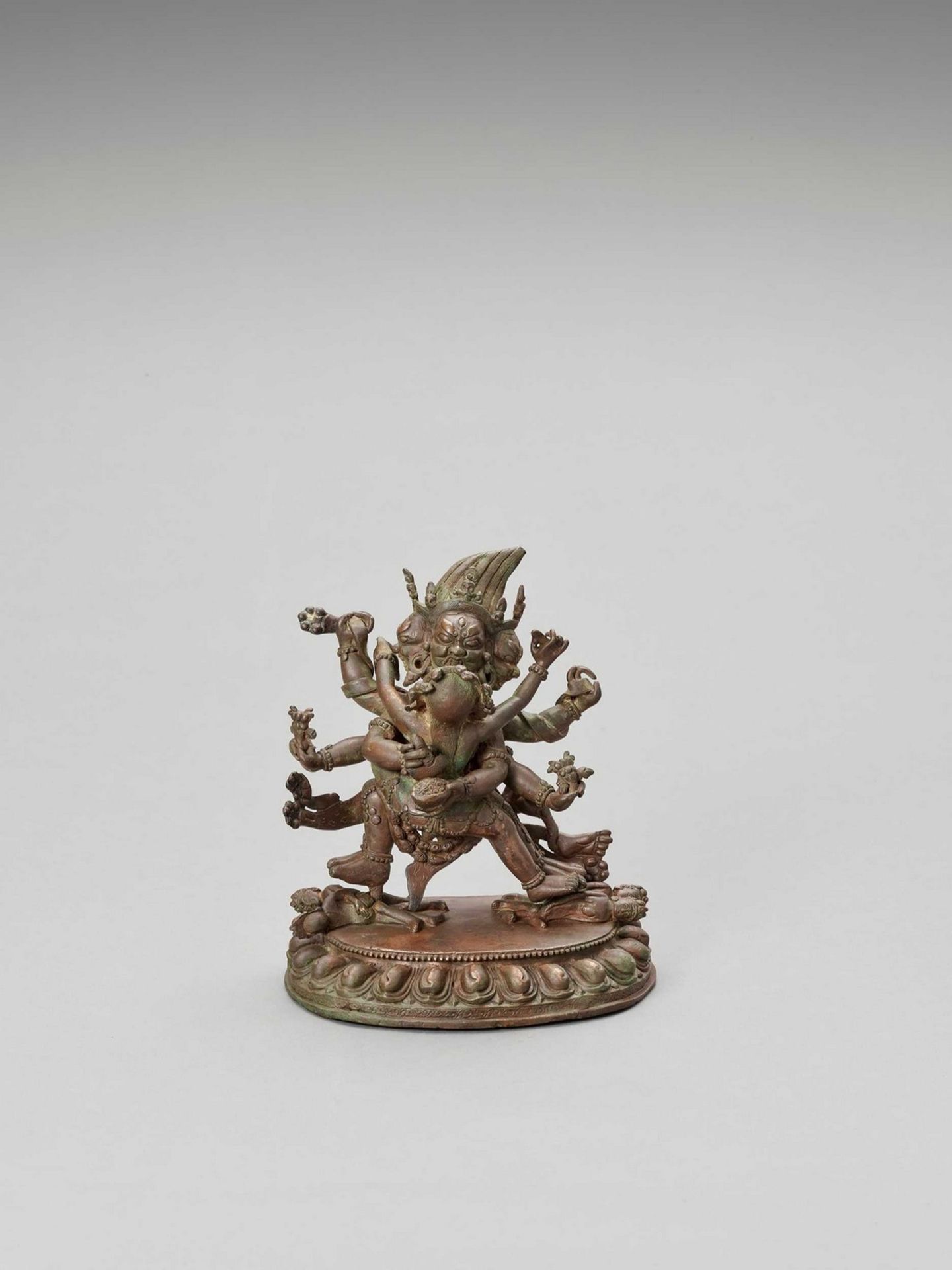 A HEAVY SINO-TIBETAN BRONZE FIGURE OF MAHAKALA AND CONSORT, QING - Bild 2 aus 8