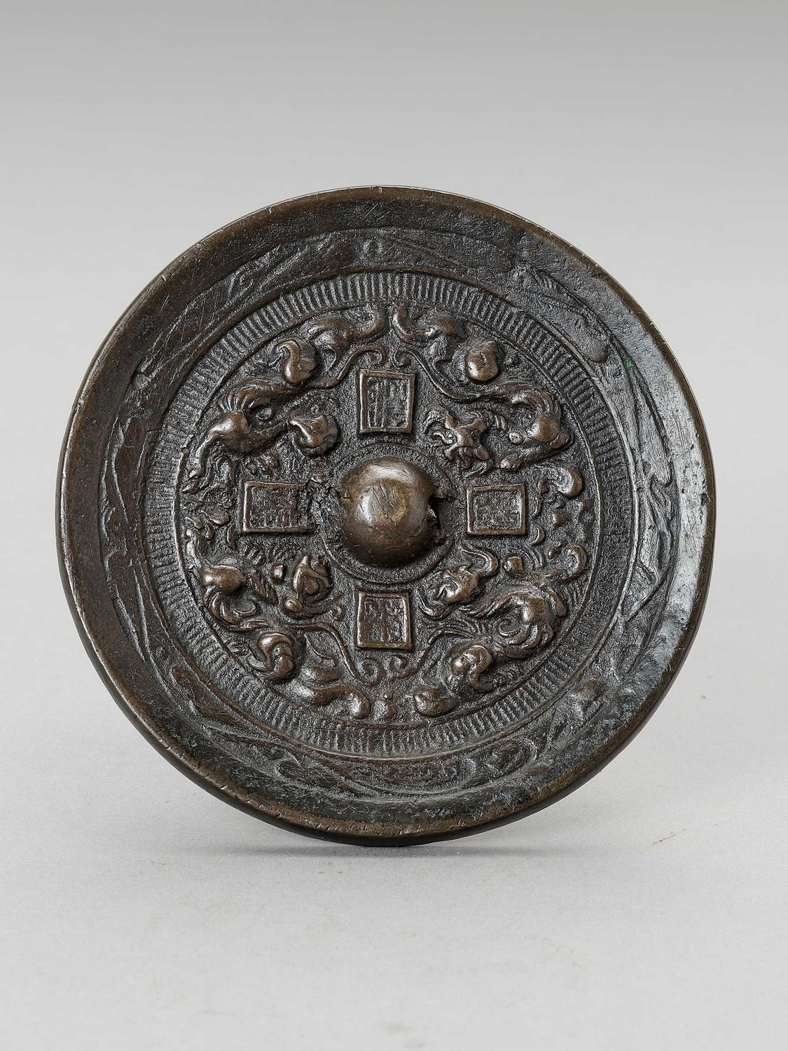 A CIRCULAR BRONZE MIRROR WITH DRAGONS - Image 2 of 4