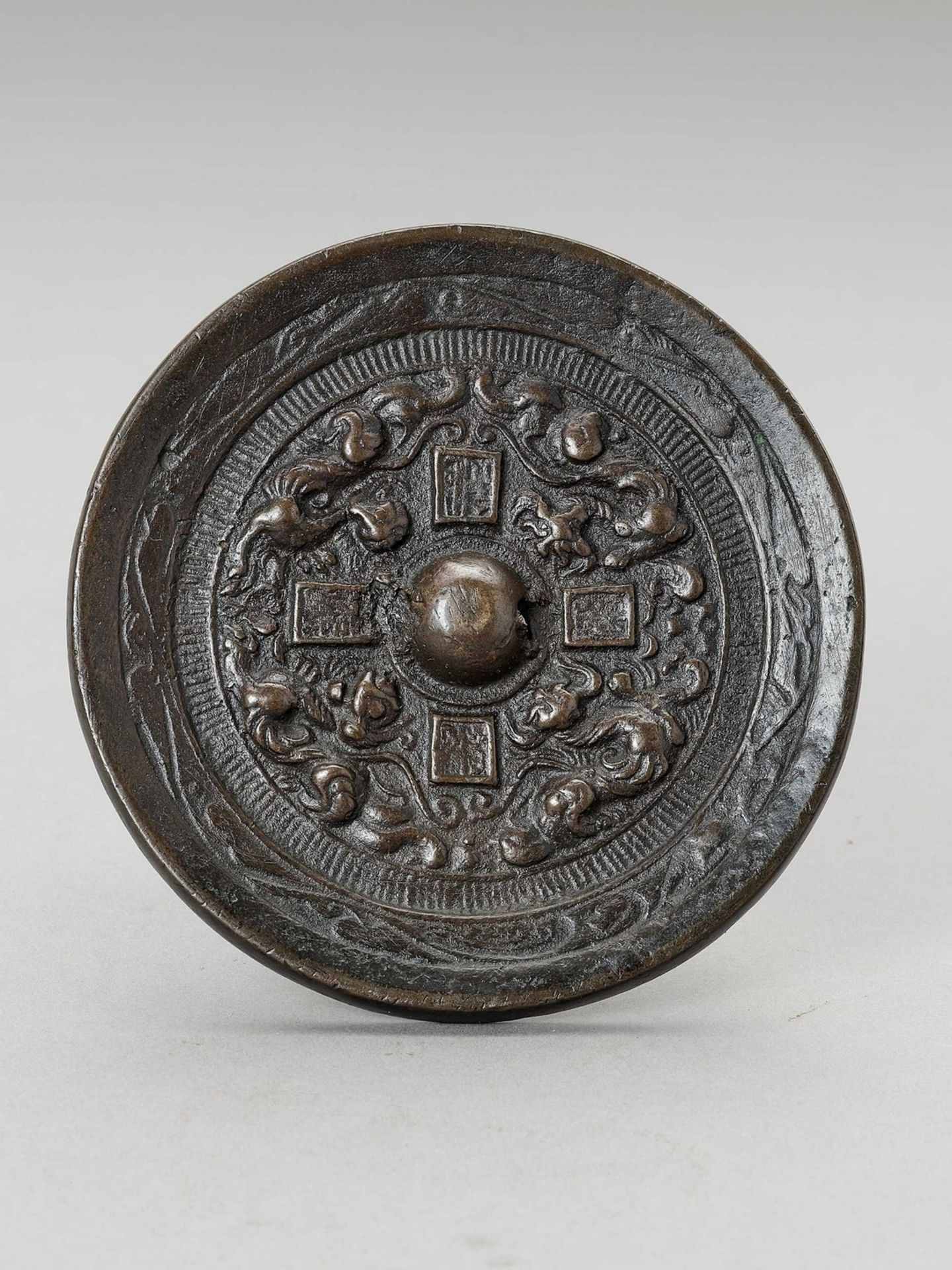 A CIRCULAR BRONZE MIRROR WITH DRAGONS - Bild 2 aus 4