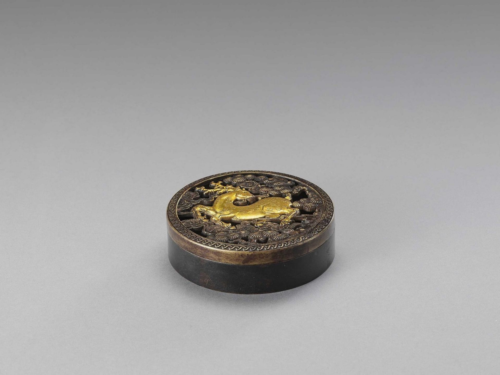 A PARCEL GILT ‘STAG AND PINE’ INCENSE BOX, LATE QING TO REPUBLIC - Image 3 of 4