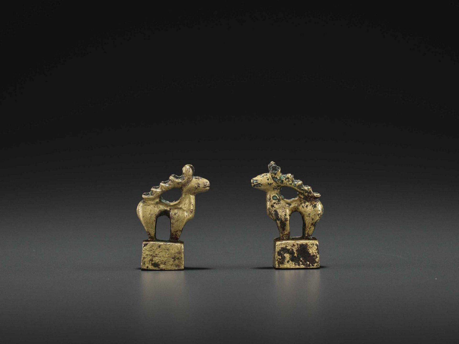 A PAIR OF GILT BRONZE ‘STAG’ SEALS, EASTERN HAN - Image 3 of 9