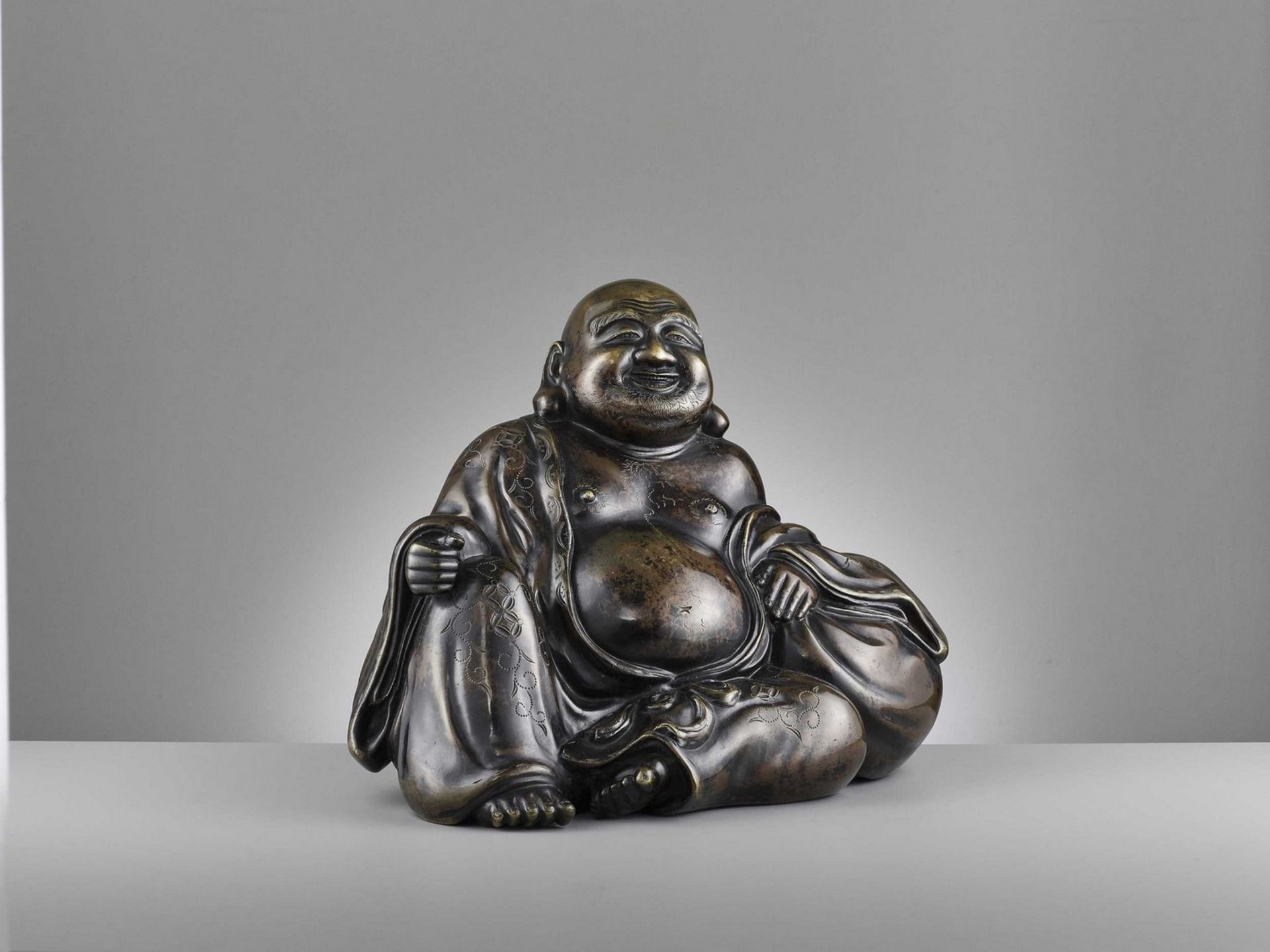 A LARGE AND HEAVILY CAST BRONZE FIGURE OF BUDAI, QING DYNASTY - Image 3 of 14