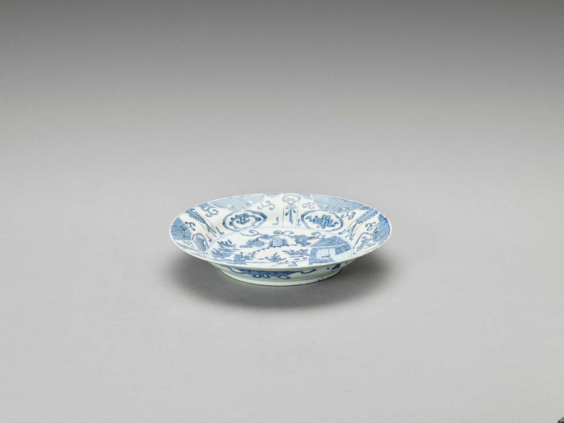 A RARE BLUE AND WHITE PORCELAIN DISH - Image 4 of 4