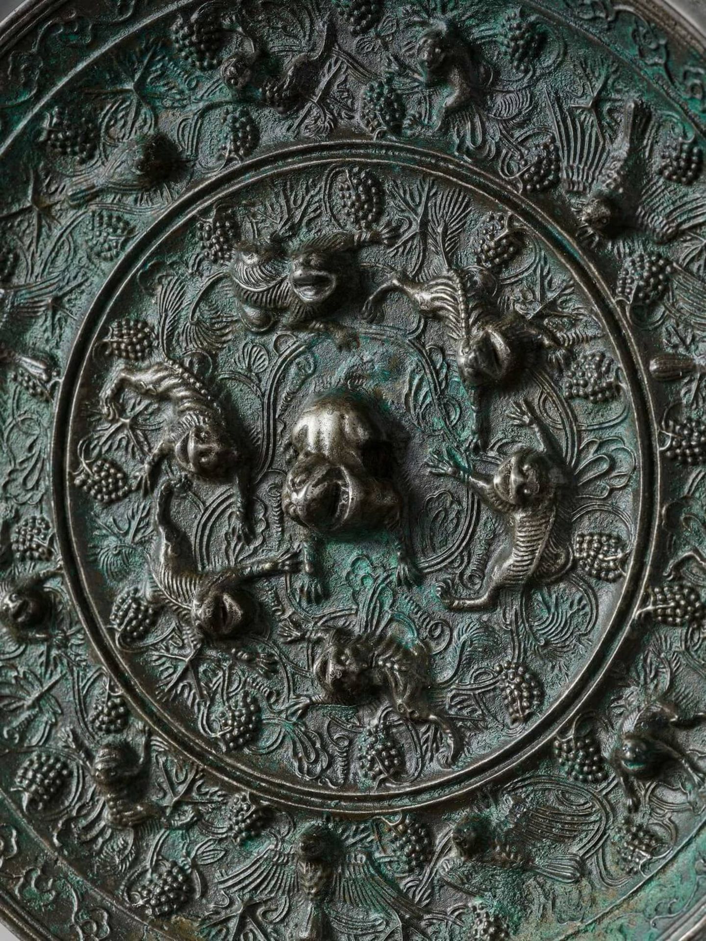 A LARGE CIRCULAR BRONZE 'LION AND GRAPEVINE' MIRROR - Bild 4 aus 4