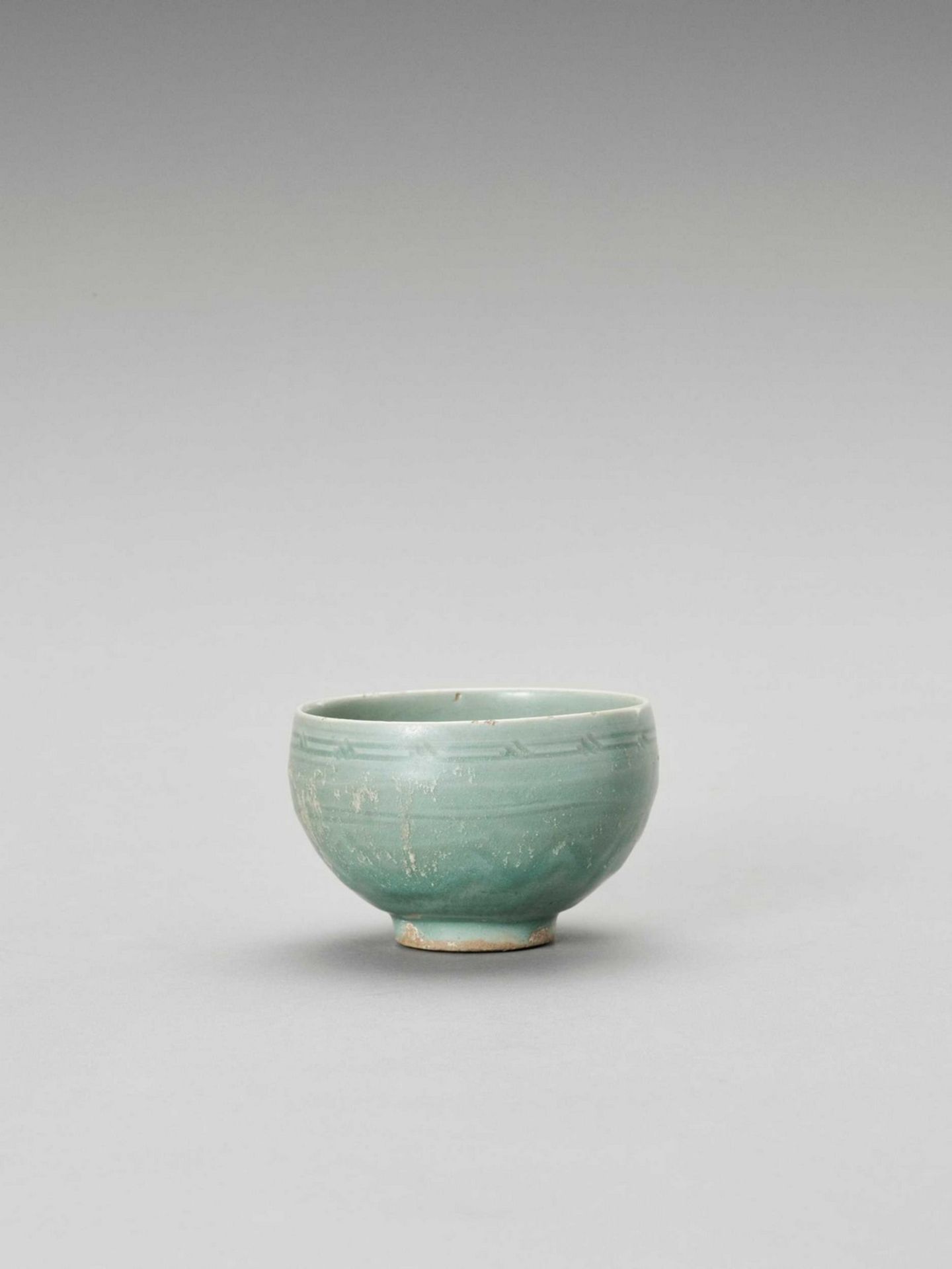 A CELADON-GLAZED CERAMIC BOWL - Image 6 of 6