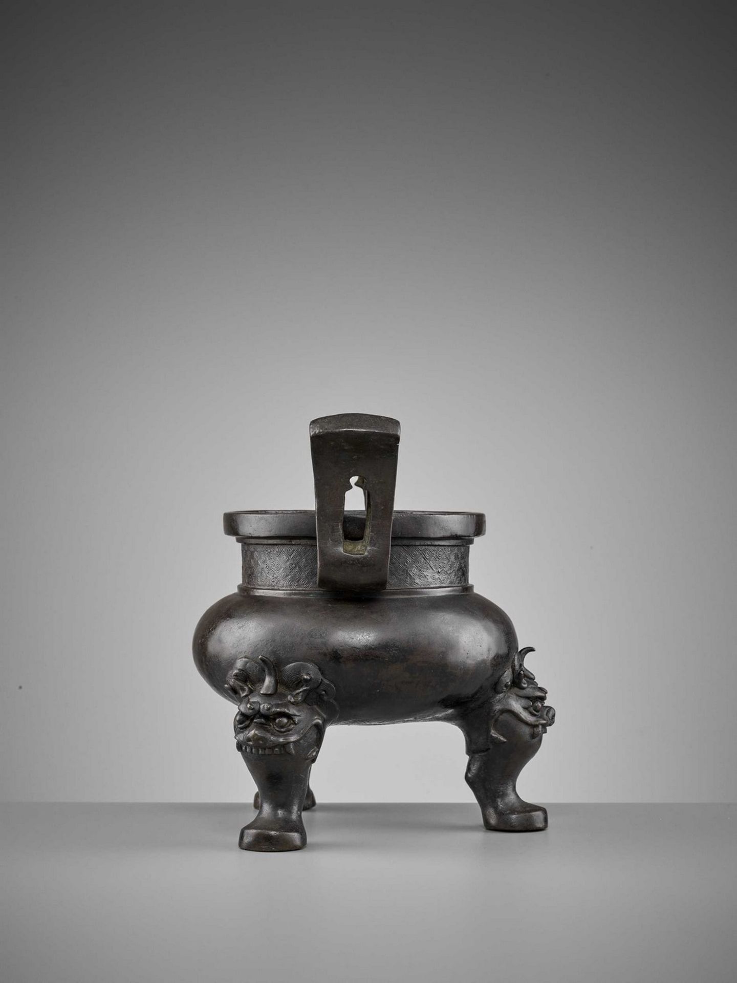 A HEAVILY CAST BRONZE TRIPOD CENSER, MING DYNASTY - Image 10 of 11