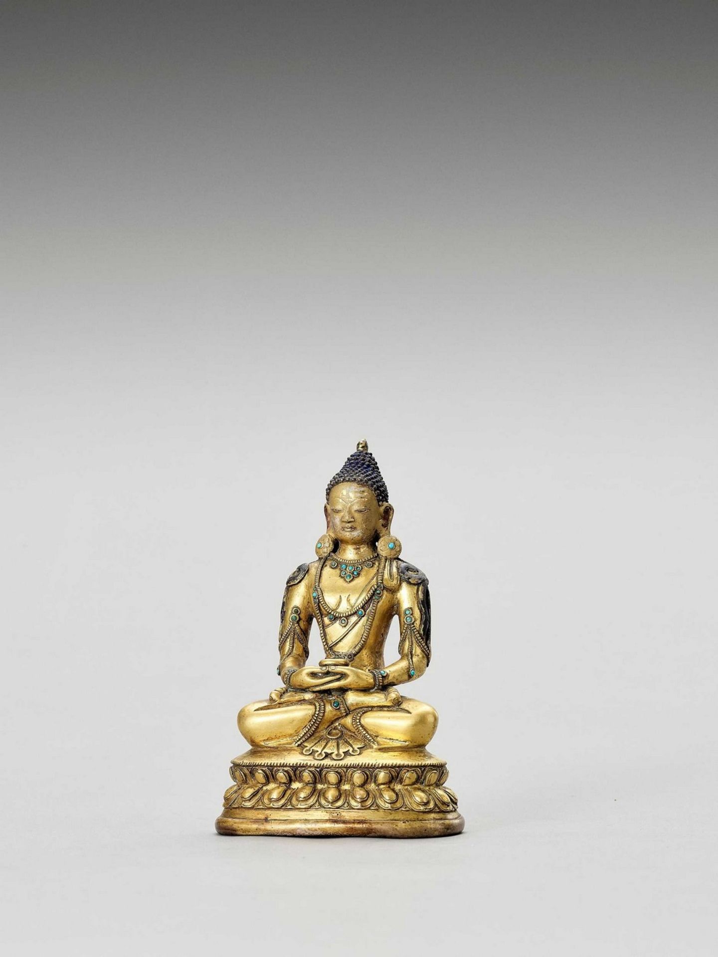 A SINO-TIBETAN GILT BRONZE FIGURE OF BUDDHA, QING - Image 3 of 6