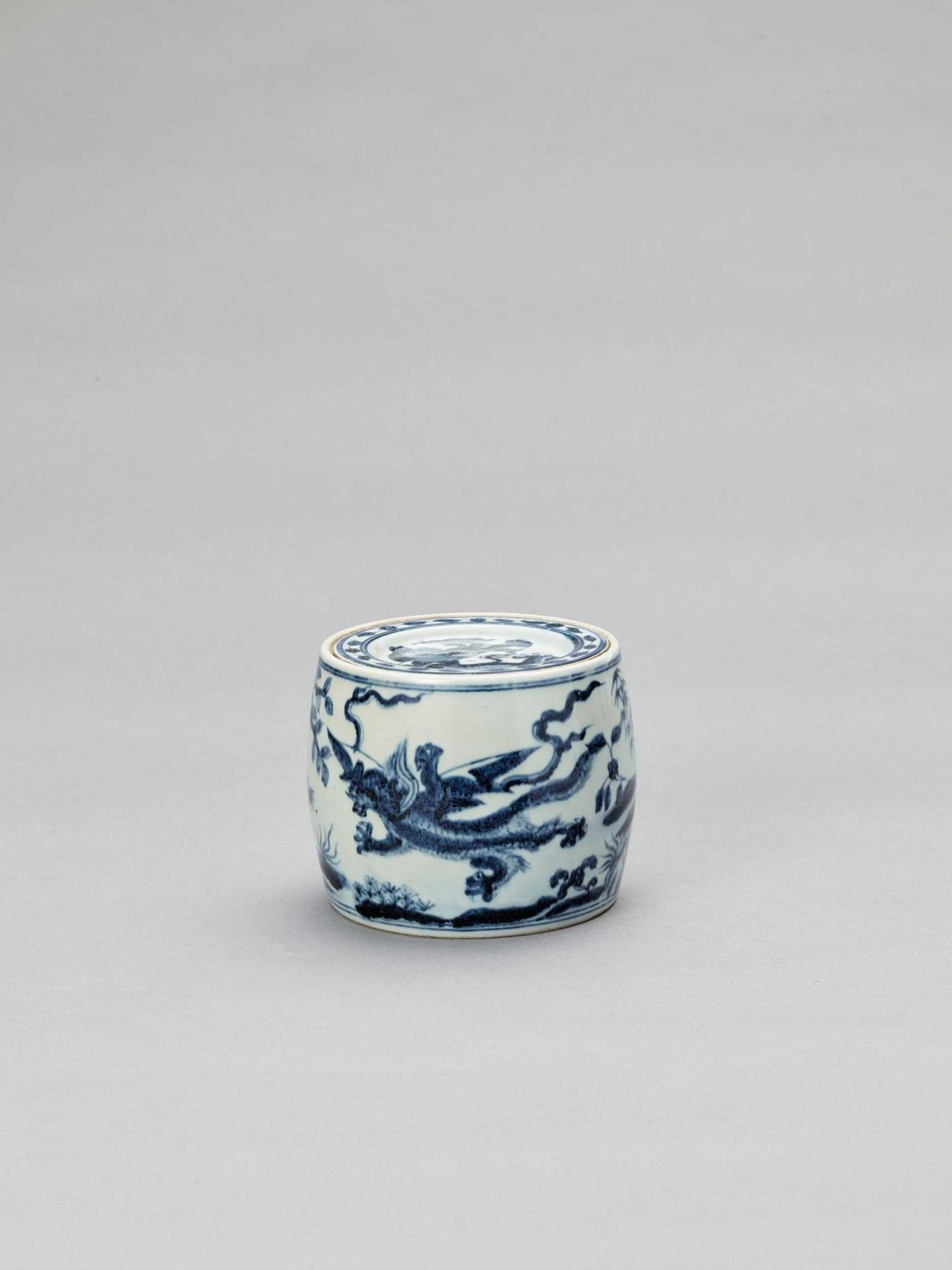 A BLUE AND WHITE PORCELAIN ‘DRAGON’ JAR AND COVER, LATE QING TO REPUBLIC - Image 2 of 5
