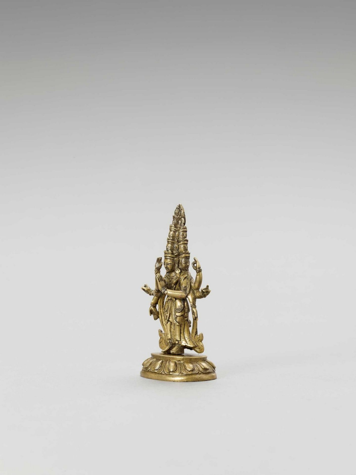 A SINO-TIBETAN GILT BRONZE FIGURE OF EKADASHAMUKHA AVALOKITESVARA, QING - Bild 5 aus 7