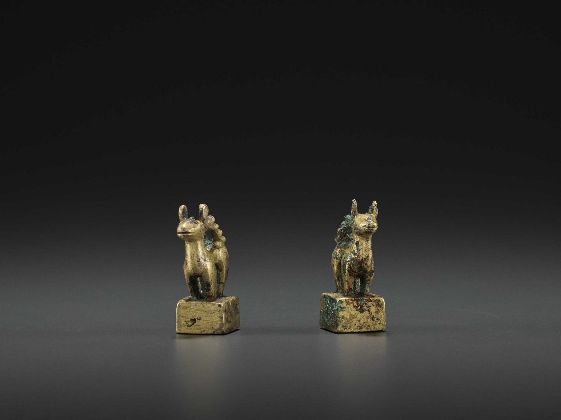 A PAIR OF GILT BRONZE ‘STAG’ SEALS, EASTERN HAN - Image 8 of 9