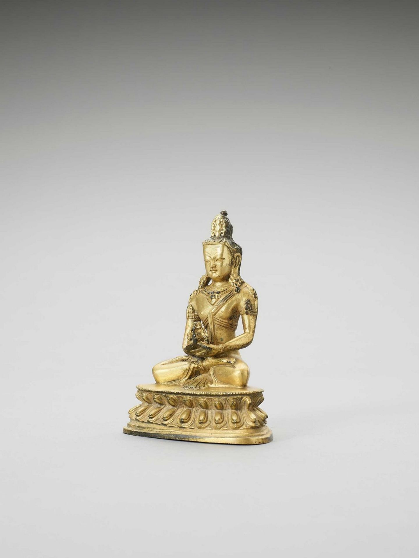 A FINE SINO-TIBETAN FIRE GILT BRONZE OF AMITAYUS - Bild 2 aus 6