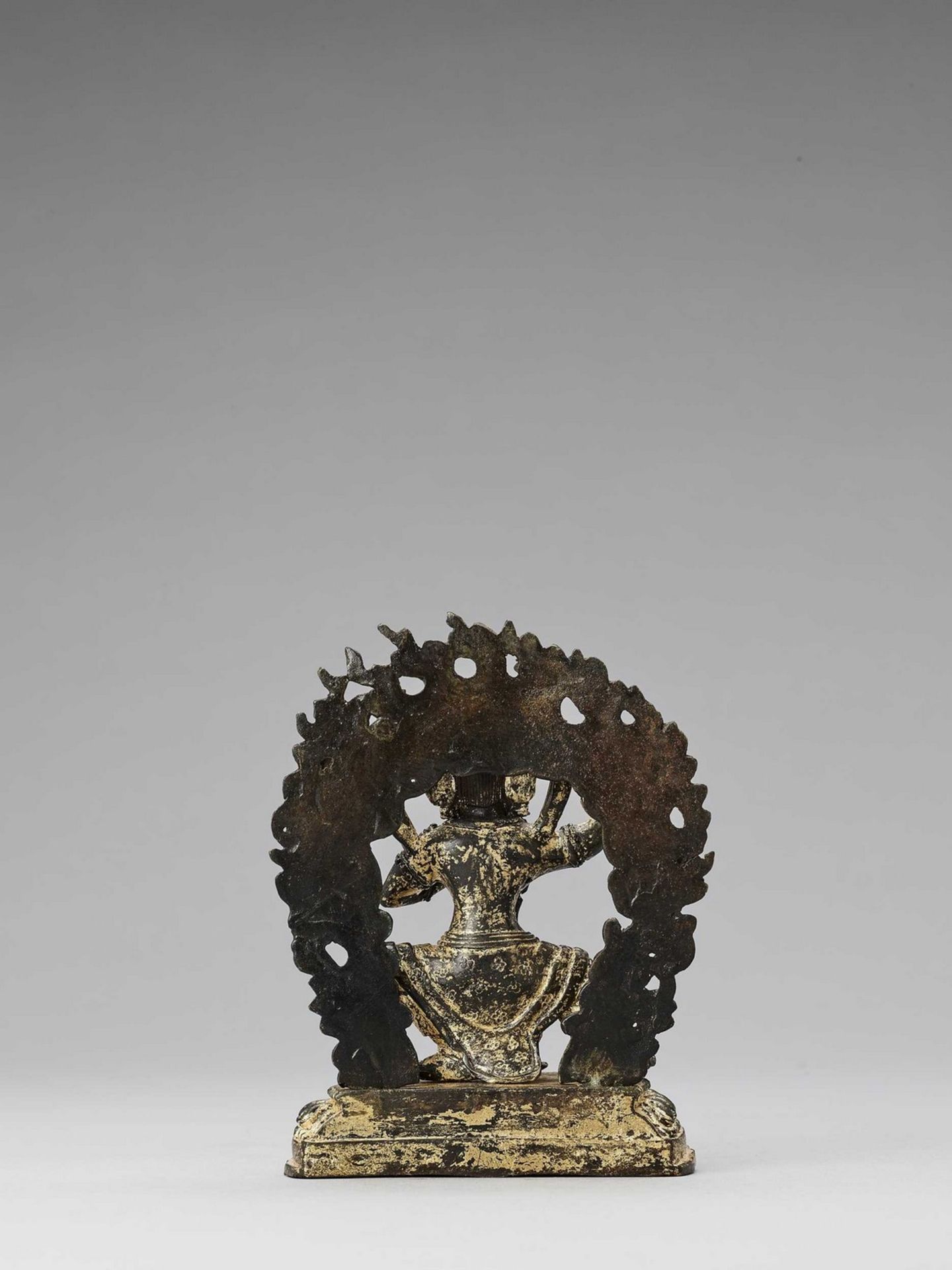 A TIBETAN LACQUER-GILT BRONZE FIGURE OF VAJRAPANI - Bild 4 aus 6