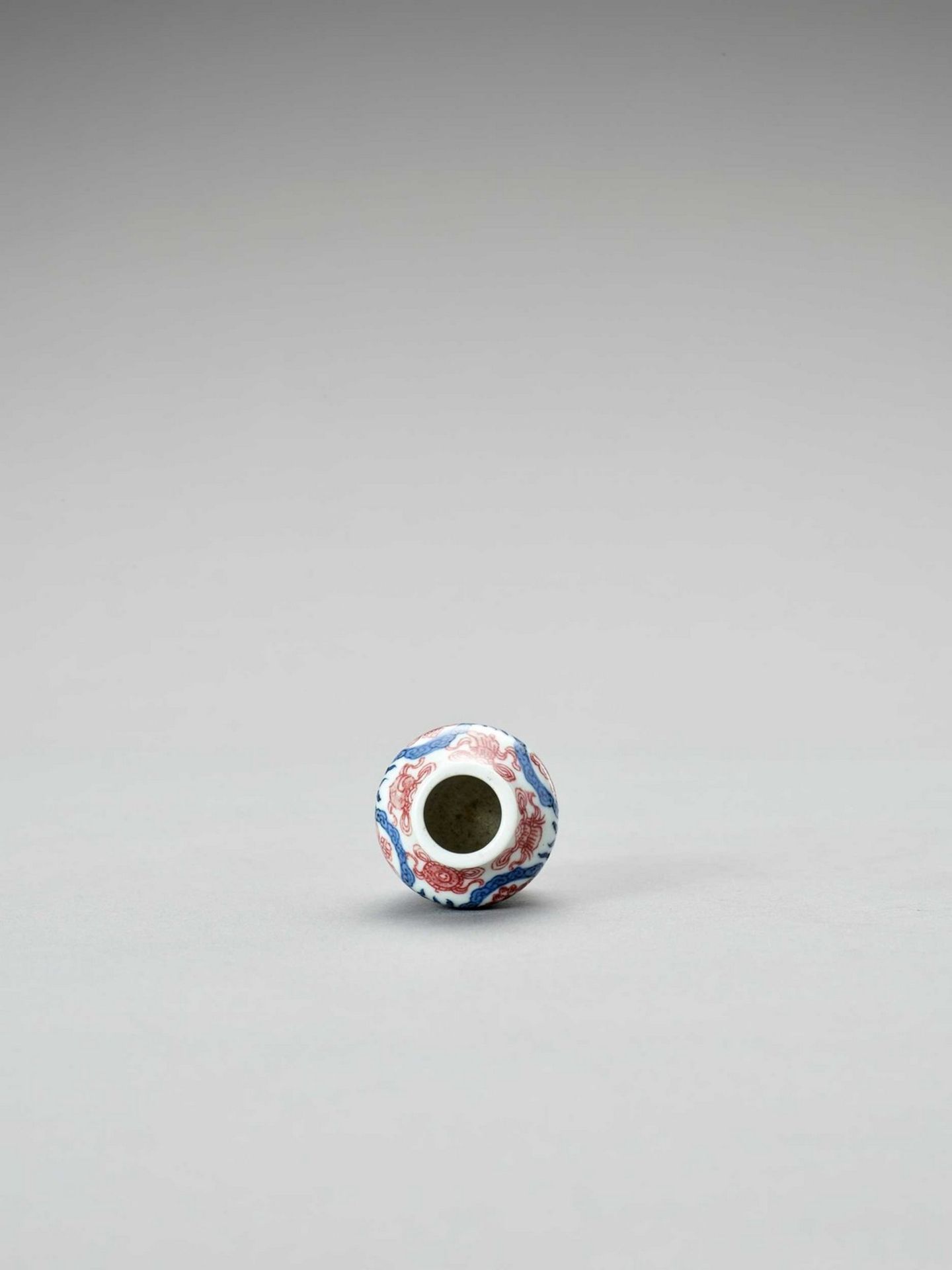 AN IRON-RED, BLUE AND WHITE PORCELAIN SNUFF BOTTLE - Image 5 of 6