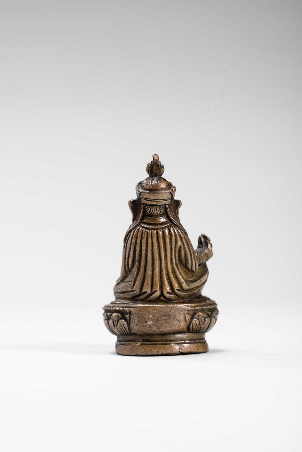 A TIBETAN MINIATURE BRONZE OF PADMASAMBHAVA, 19TH CENTURY - Image 4 of 7