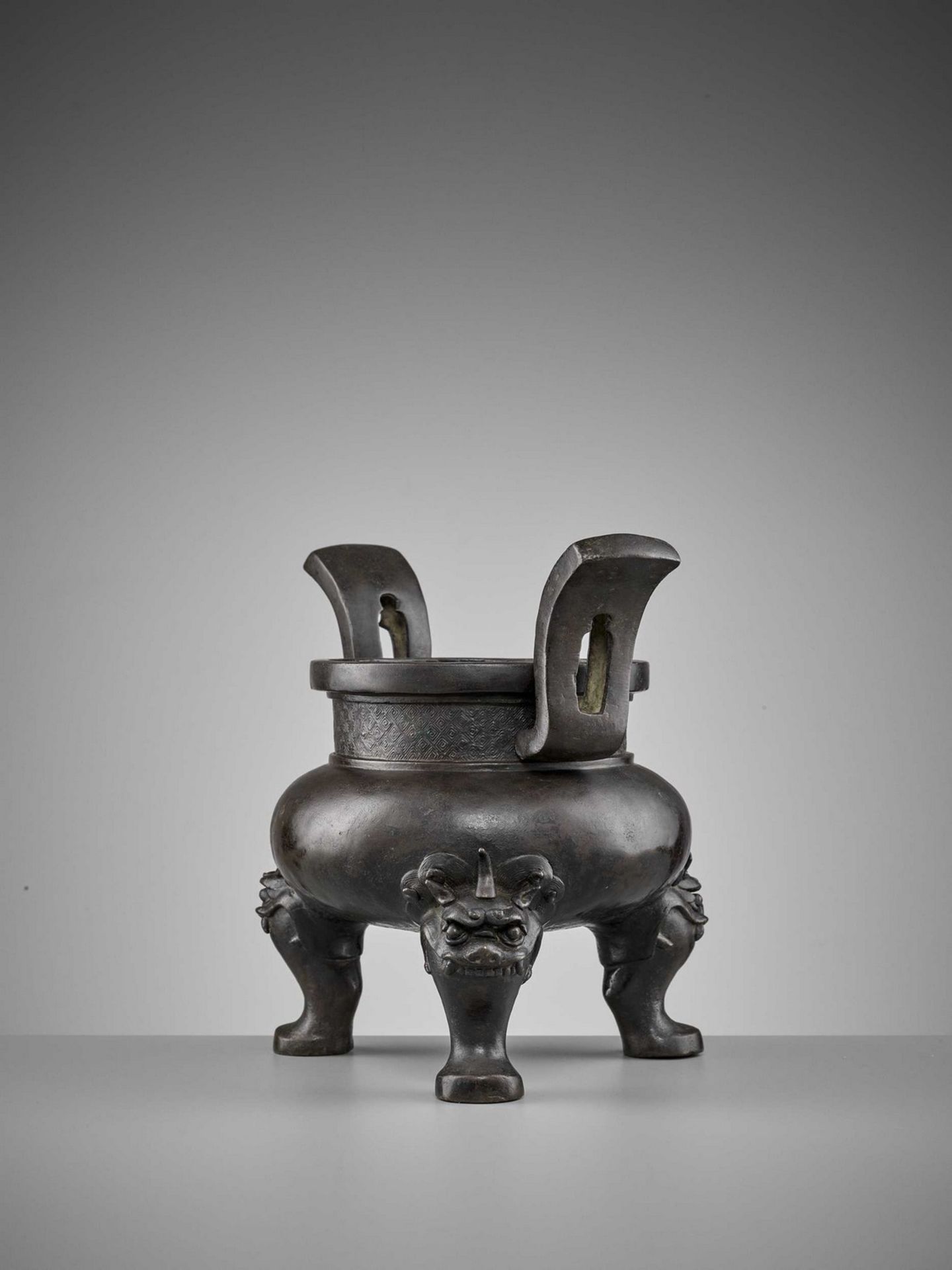 A HEAVILY CAST BRONZE TRIPOD CENSER, MING DYNASTY - Image 9 of 11