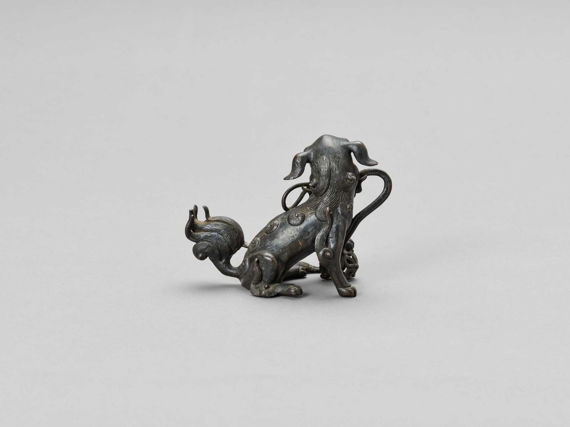 A BRONZE ‘BUDDHIST LION’ CENSER, 17TH CENTURY - Bild 5 aus 7