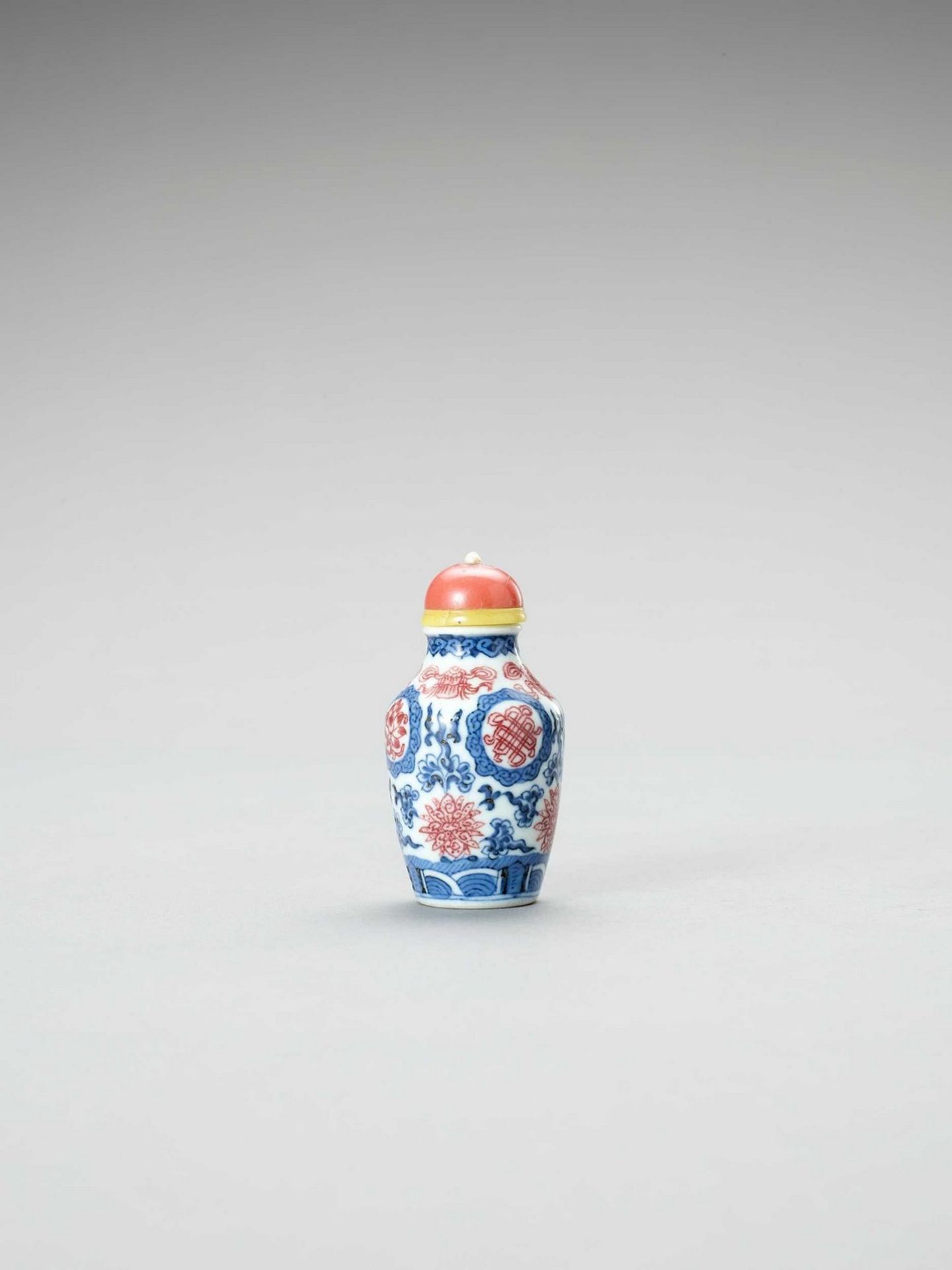 AN IRON-RED, BLUE AND WHITE PORCELAIN SNUFF BOTTLE - Image 2 of 6