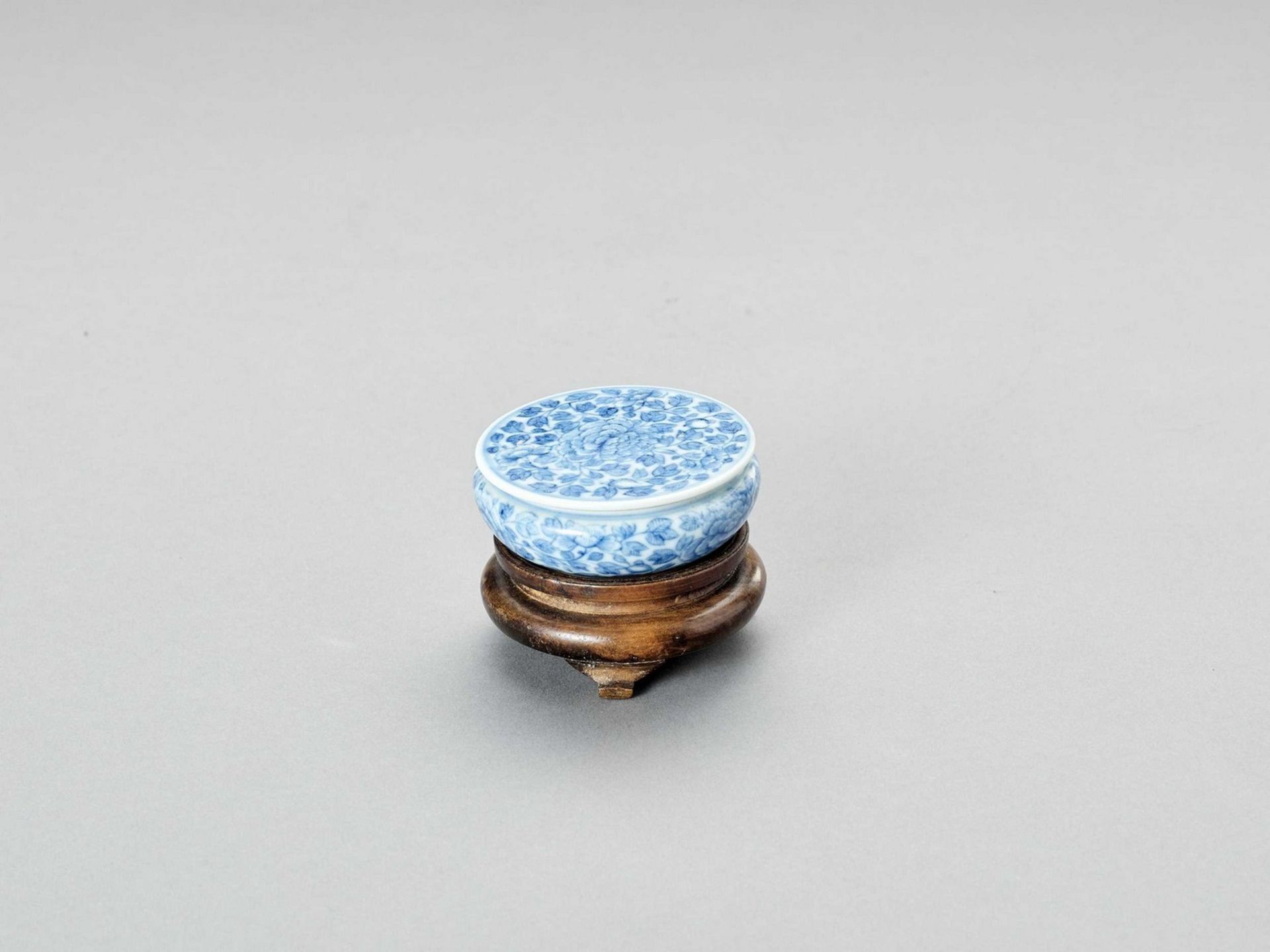 A BLUE AND WHITE PORCELAIN SEAL PASTE BOX AND COVER, LATE QING TO REPUBLIC - Image 6 of 6