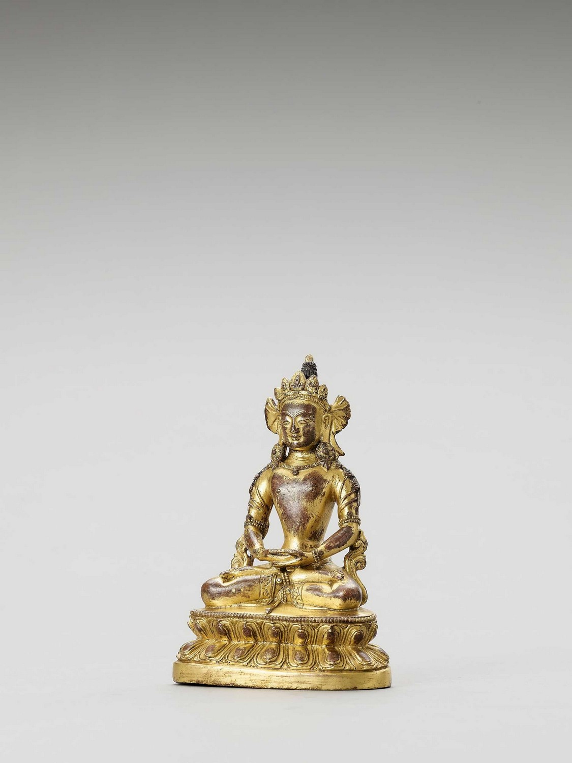 A SINO-TIBETAN GILT BRONZE FIGURE OF AMITAYUS, QING - Image 6 of 6