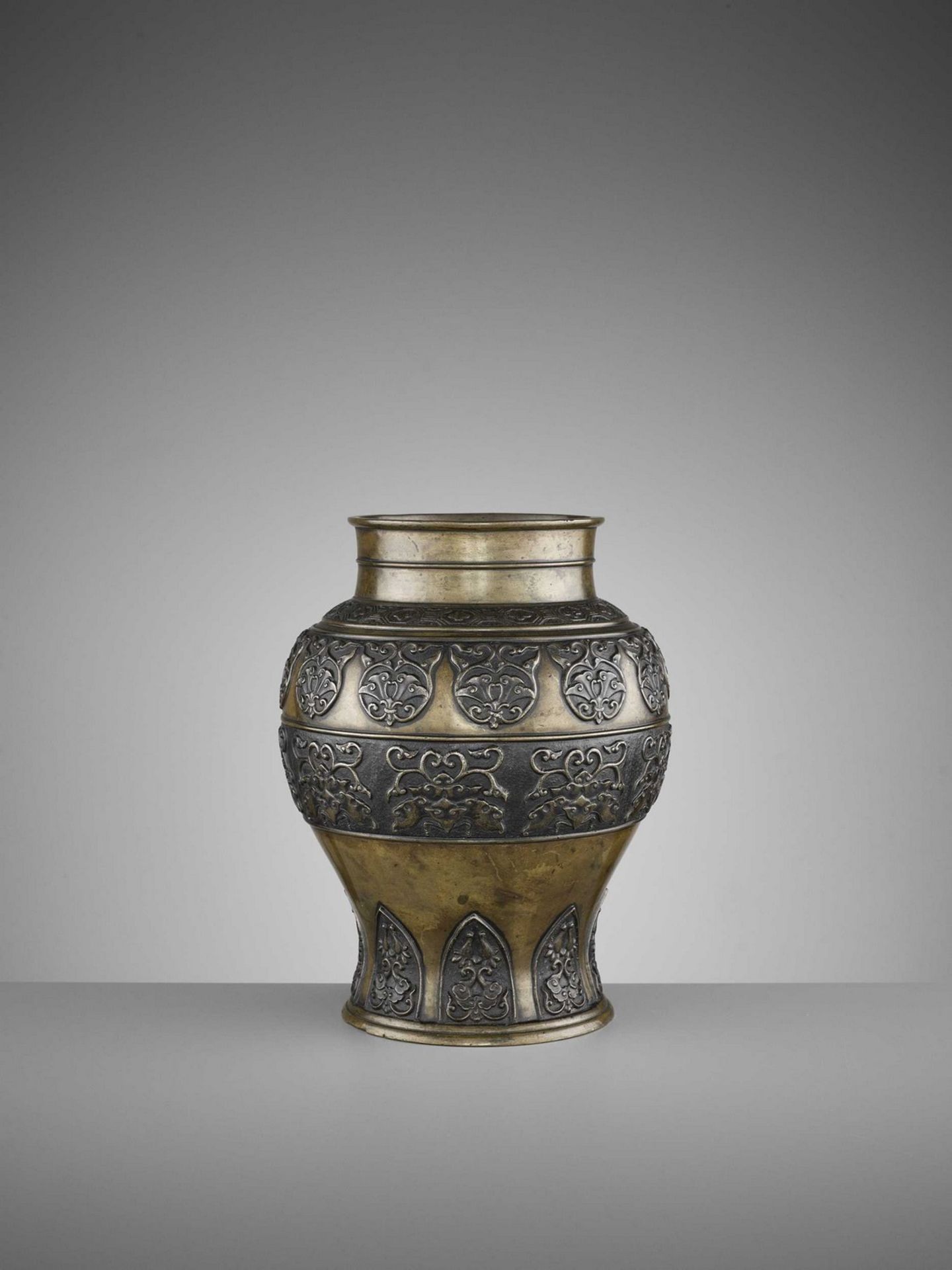 AN ARCHAISTIC BRONZE BALUSTER VASE, 17TH CENTURY - Image 2 of 8