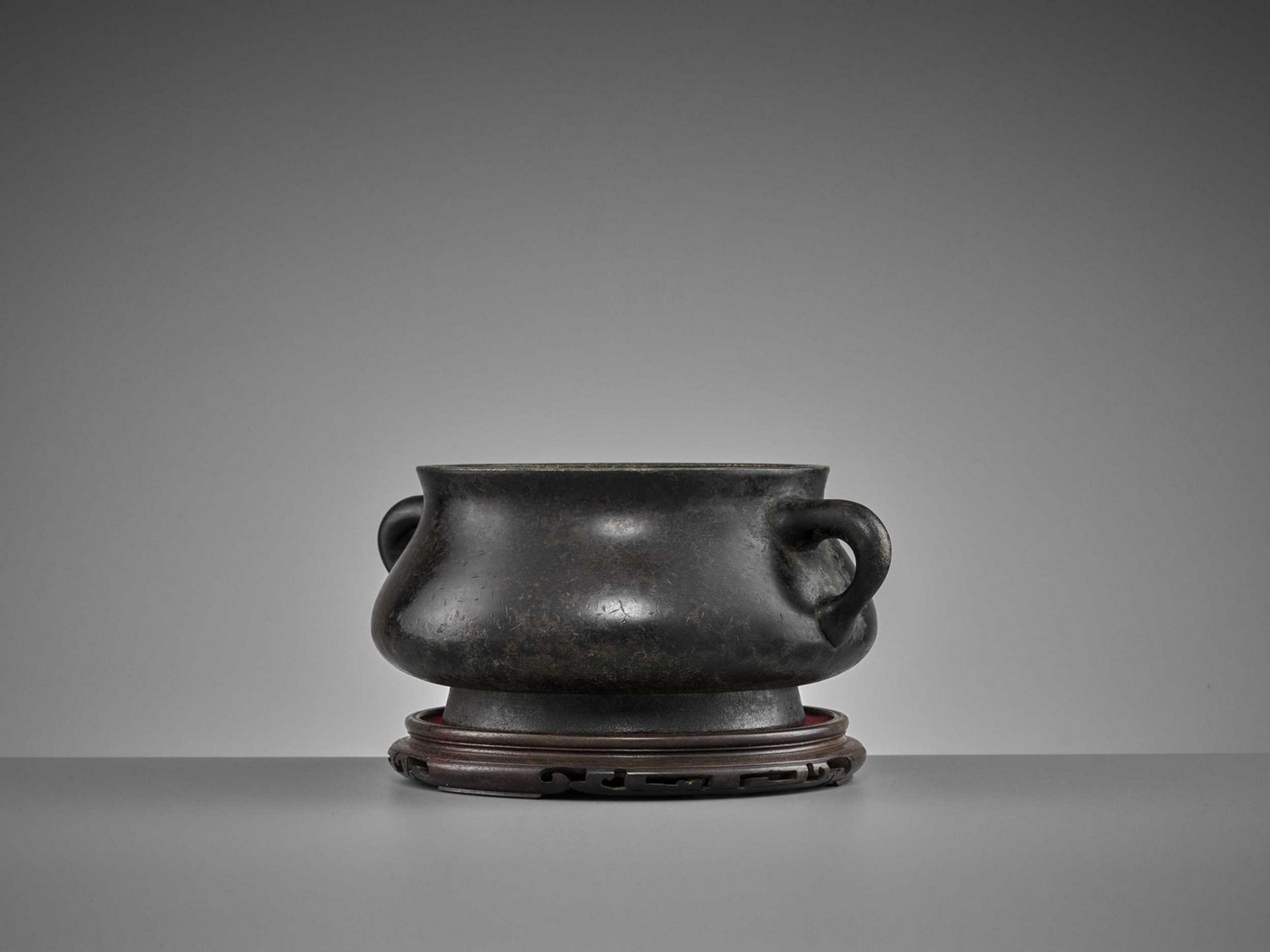 A HEAVILY CAST BRONZE CENSER, QING DYNASTY - Image 11 of 16