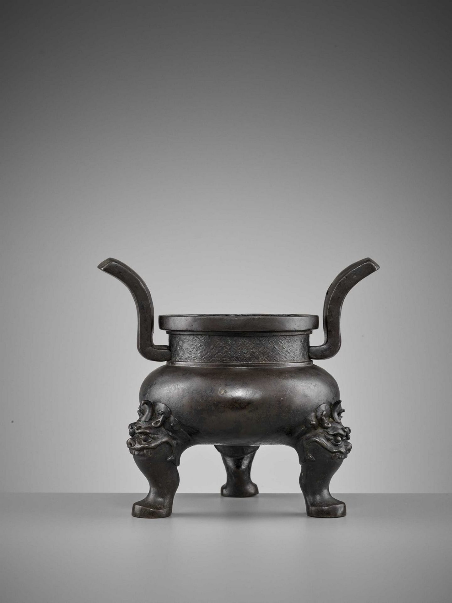 A HEAVILY CAST BRONZE TRIPOD CENSER, MING DYNASTY - Bild 8 aus 11