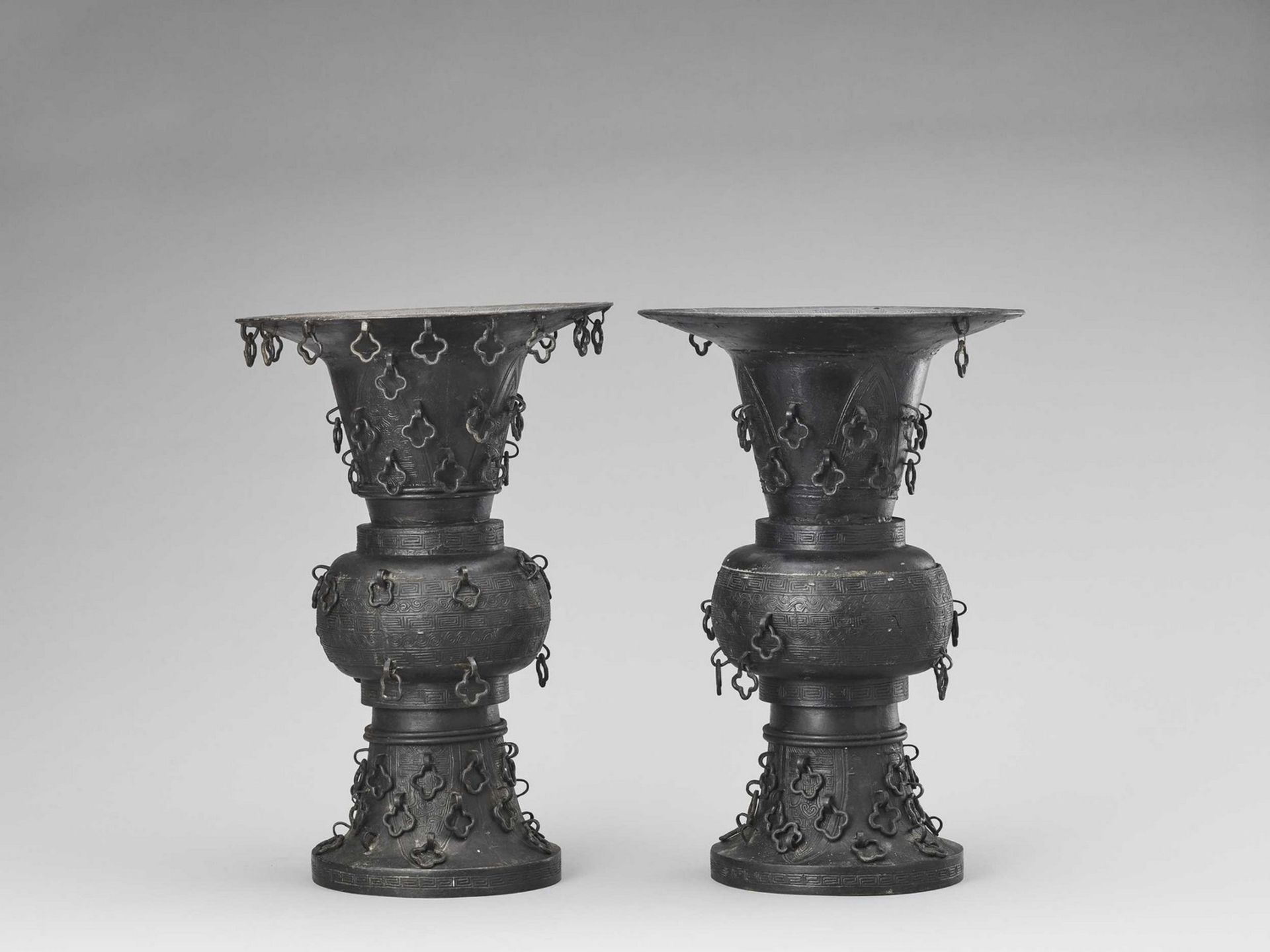 A PAIR OF METAL ALLOY ARCHAISTIC YEN YEN VASES, LATE QING TO REPUBLIC - Image 4 of 10