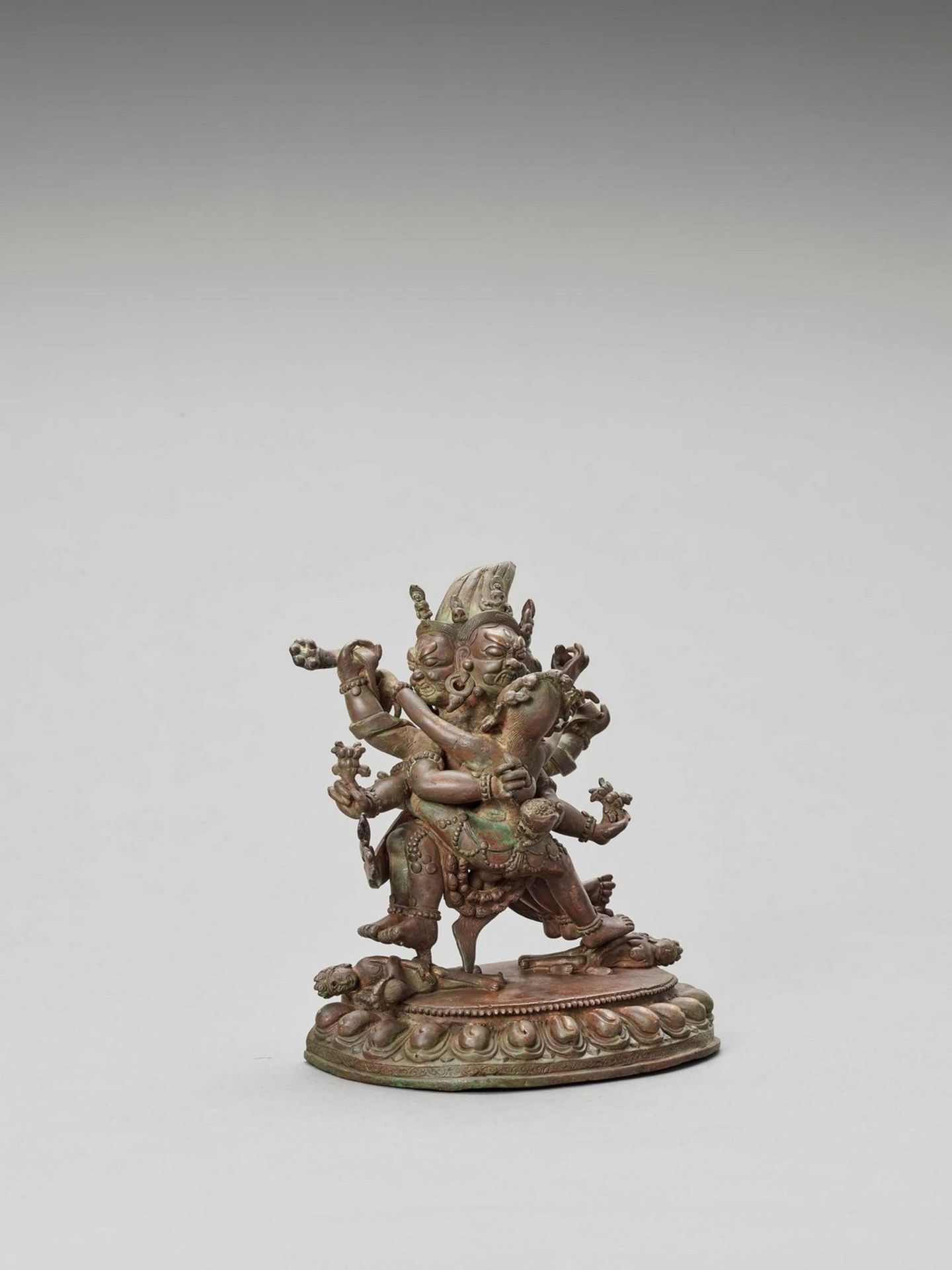 A HEAVY SINO-TIBETAN BRONZE FIGURE OF MAHAKALA AND CONSORT, QING - Bild 3 aus 8