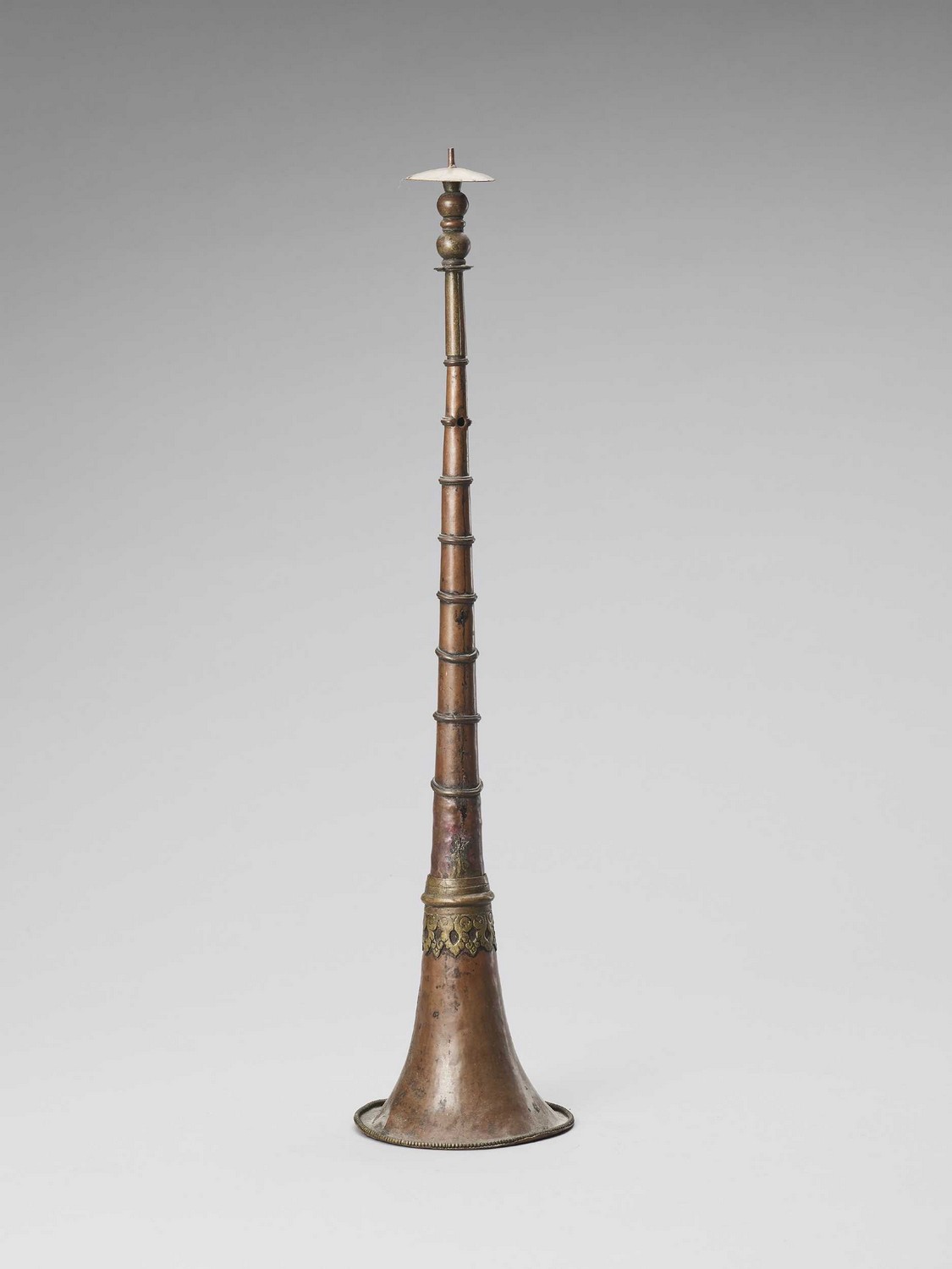 A RARE TIBETAN BRONZE ALLOY CEREMONIAL HORN, 19TH CENTURY - Image 2 of 6