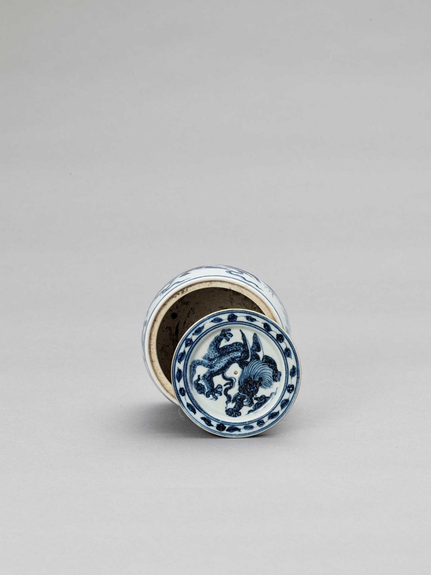 A BLUE AND WHITE PORCELAIN ‘DRAGON’ JAR AND COVER, LATE QING TO REPUBLIC - Image 4 of 5