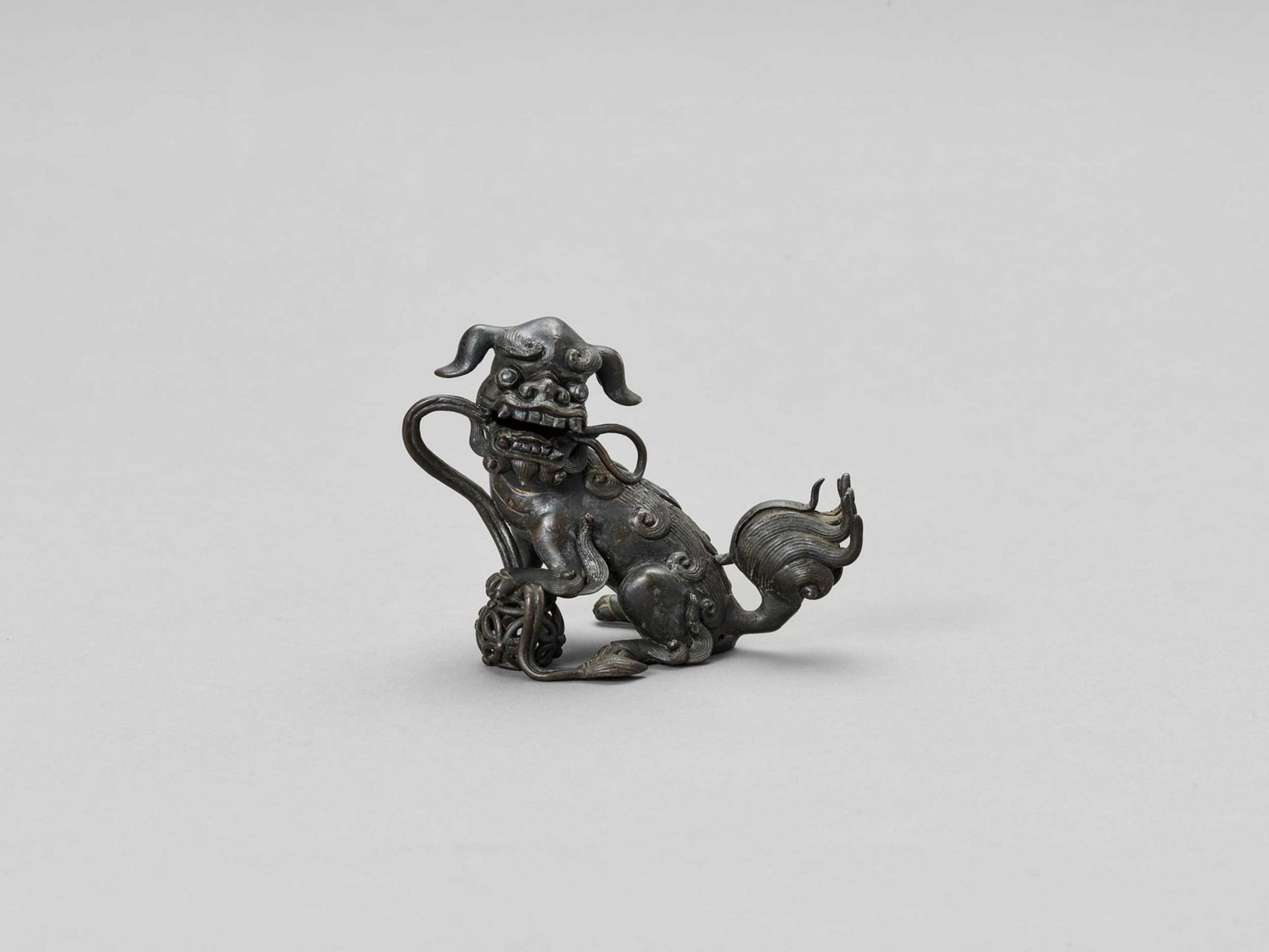 A BRONZE ‘BUDDHIST LION’ CENSER, 17TH CENTURY - Bild 2 aus 7