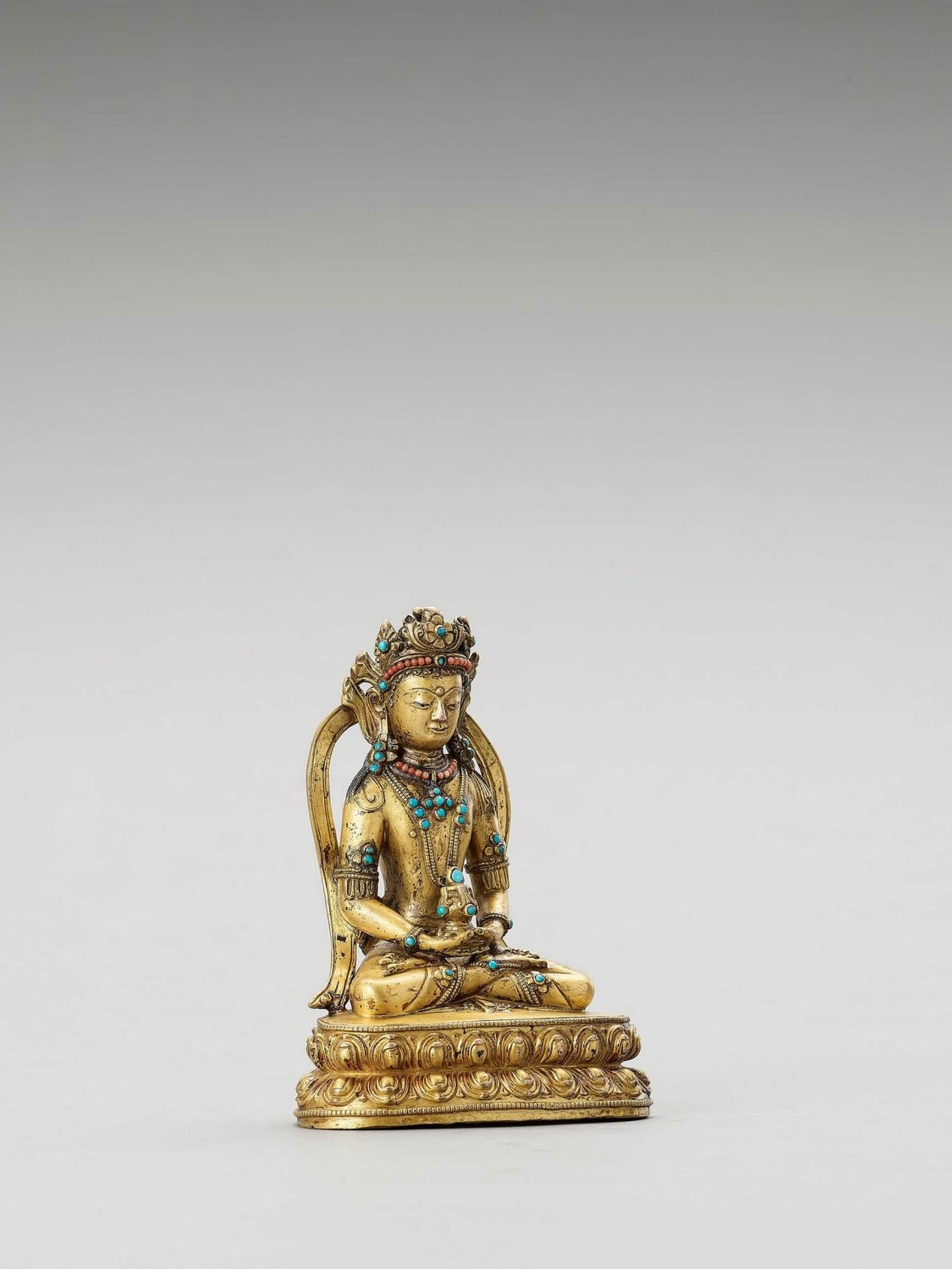 A SINO-TIBETAN GILT BRONZE FIGURE OF AMITAYUS, QING - Bild 4 aus 6