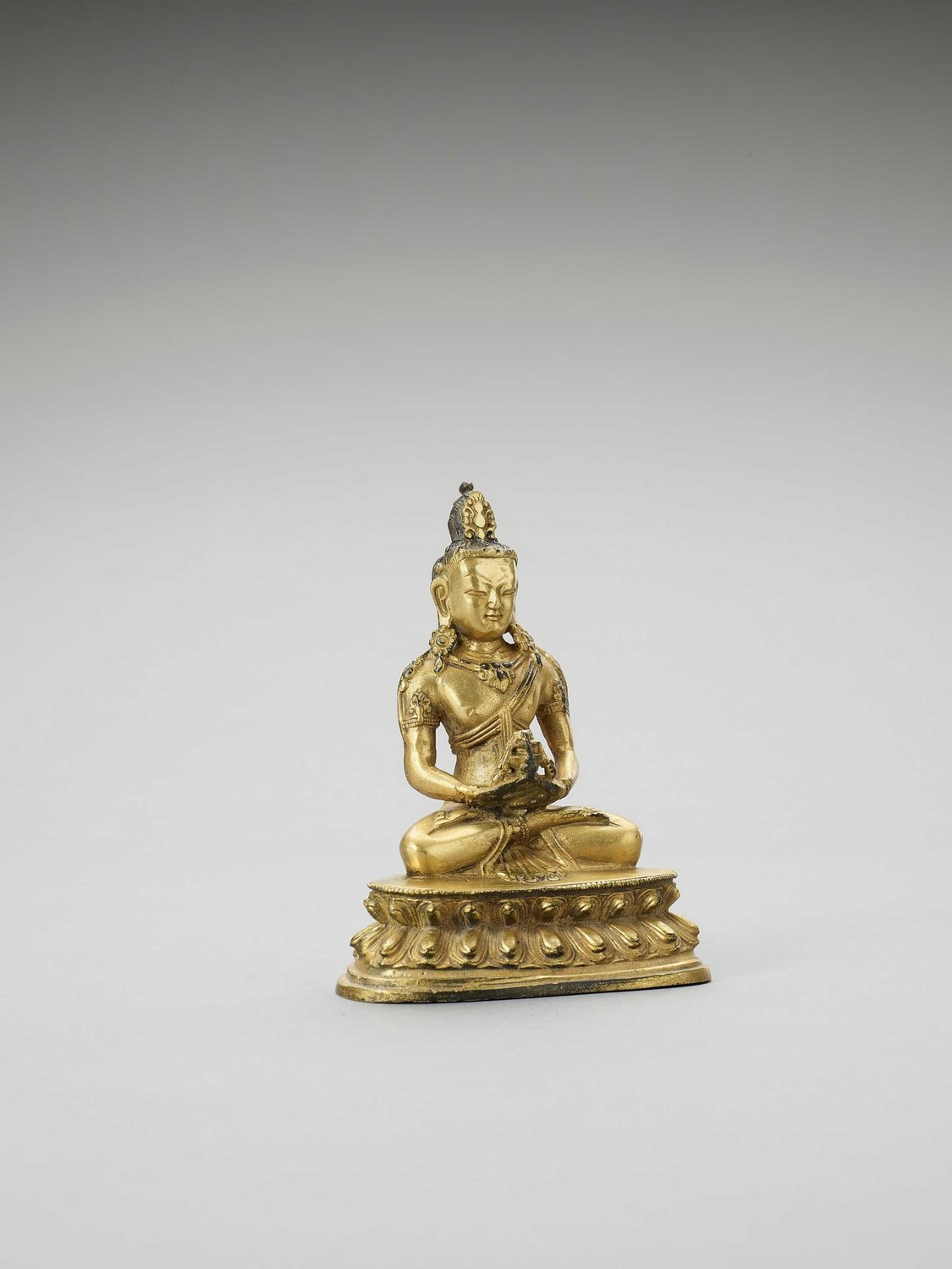 A FINE SINO-TIBETAN FIRE GILT BRONZE OF AMITAYUS - Image 4 of 6