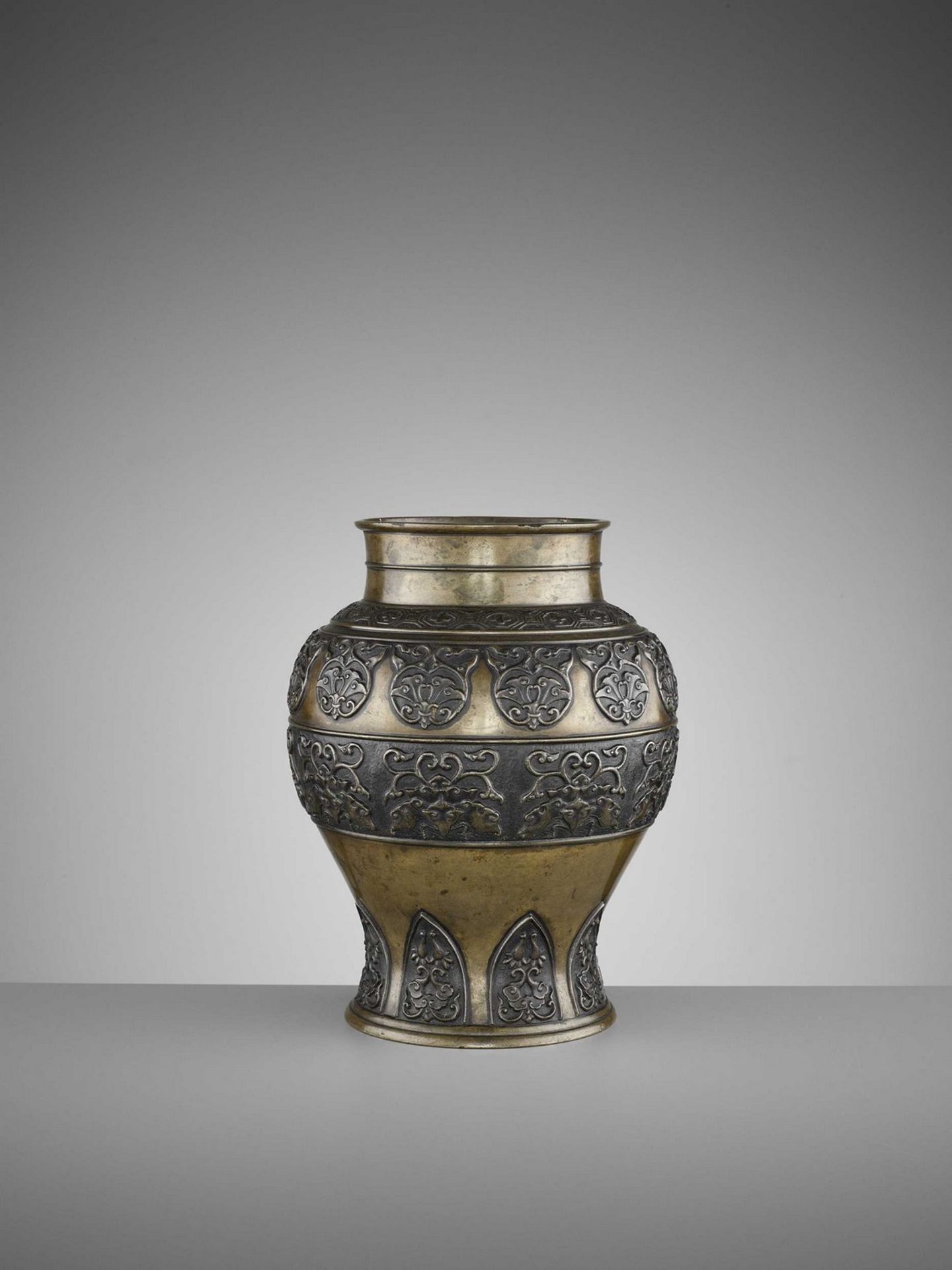 AN ARCHAISTIC BRONZE BALUSTER VASE, 17TH CENTURY