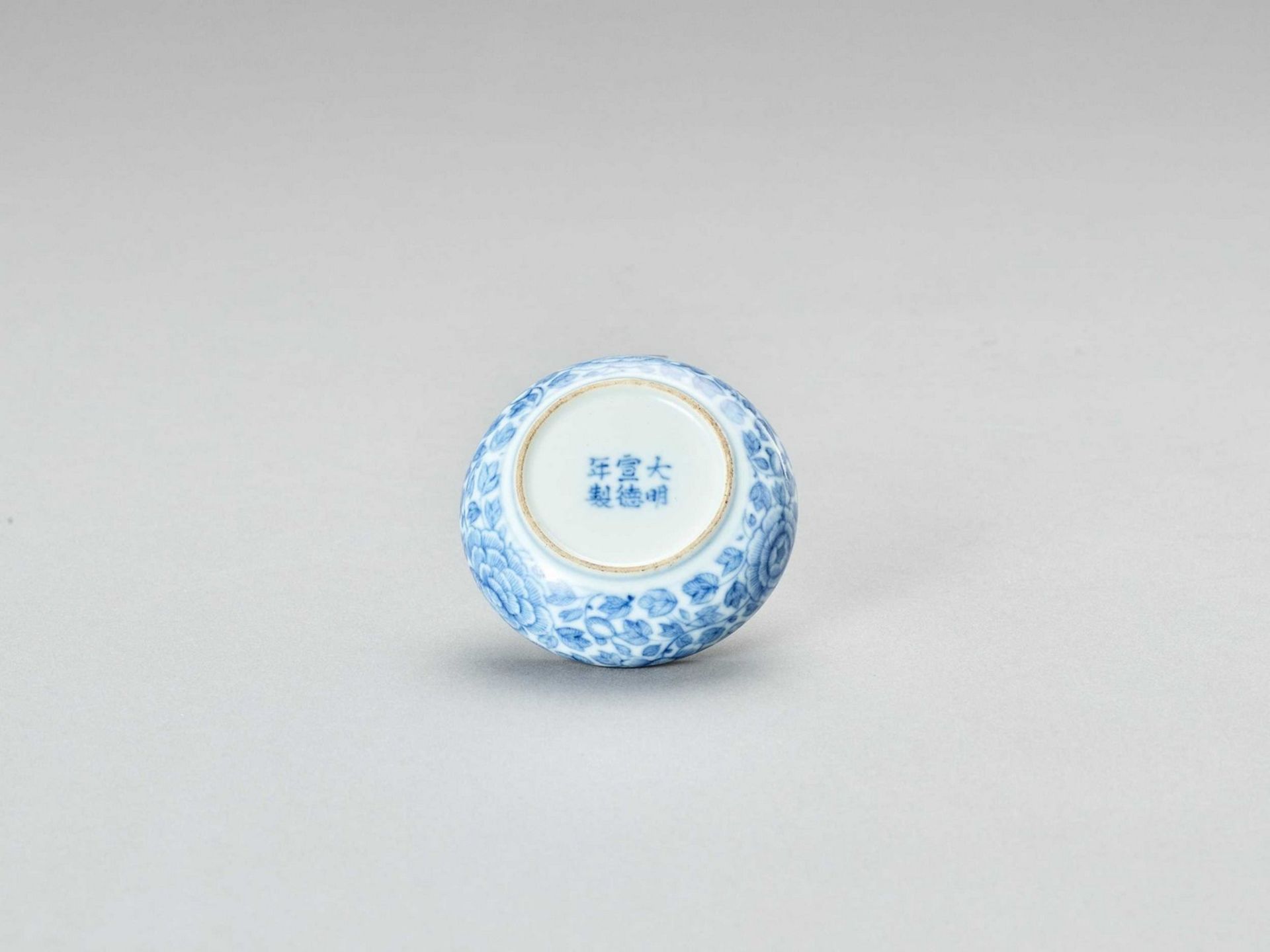 A BLUE AND WHITE PORCELAIN SEAL PASTE BOX AND COVER, LATE QING TO REPUBLIC - Image 2 of 6