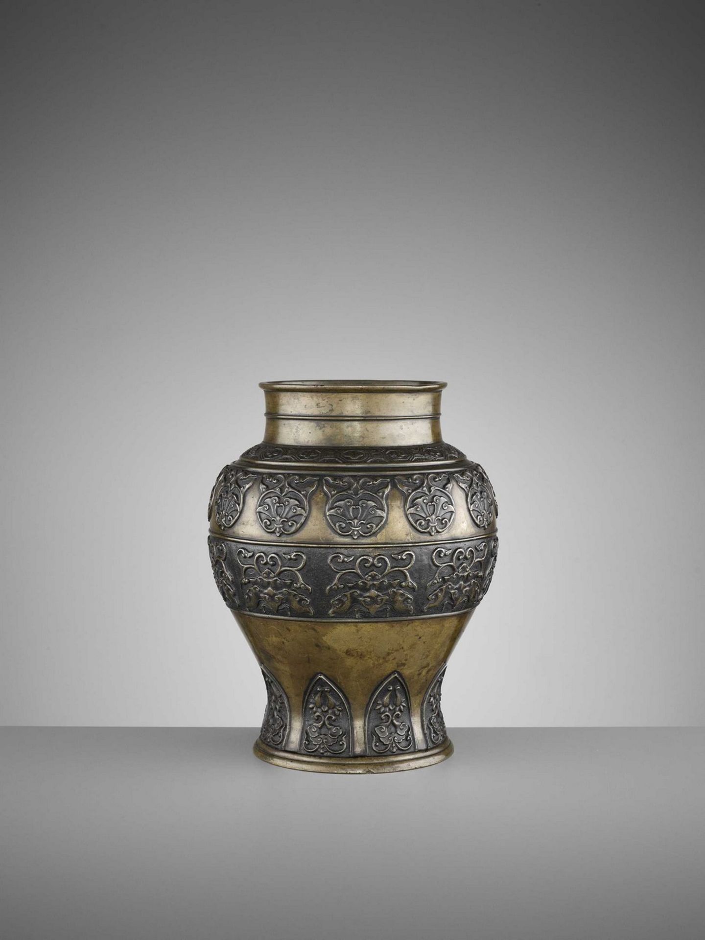 AN ARCHAISTIC BRONZE BALUSTER VASE, 17TH CENTURY - Bild 4 aus 8