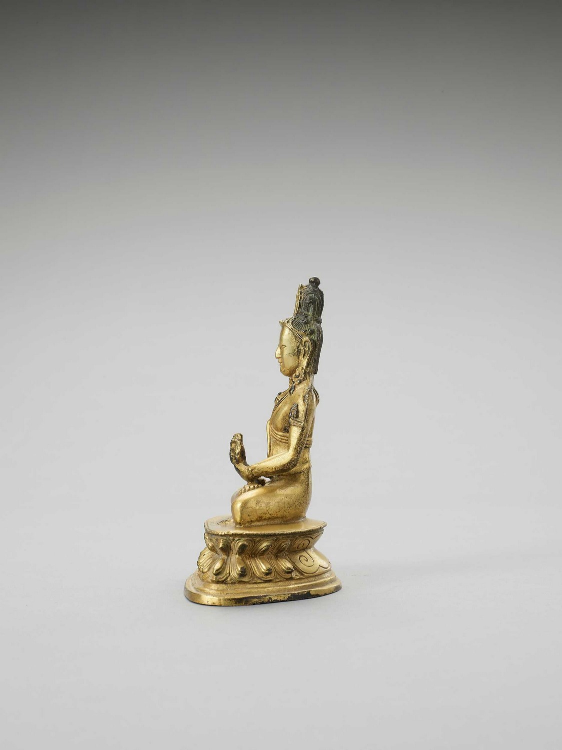 A FINE SINO-TIBETAN FIRE GILT BRONZE OF AMITAYUS - Image 3 of 6