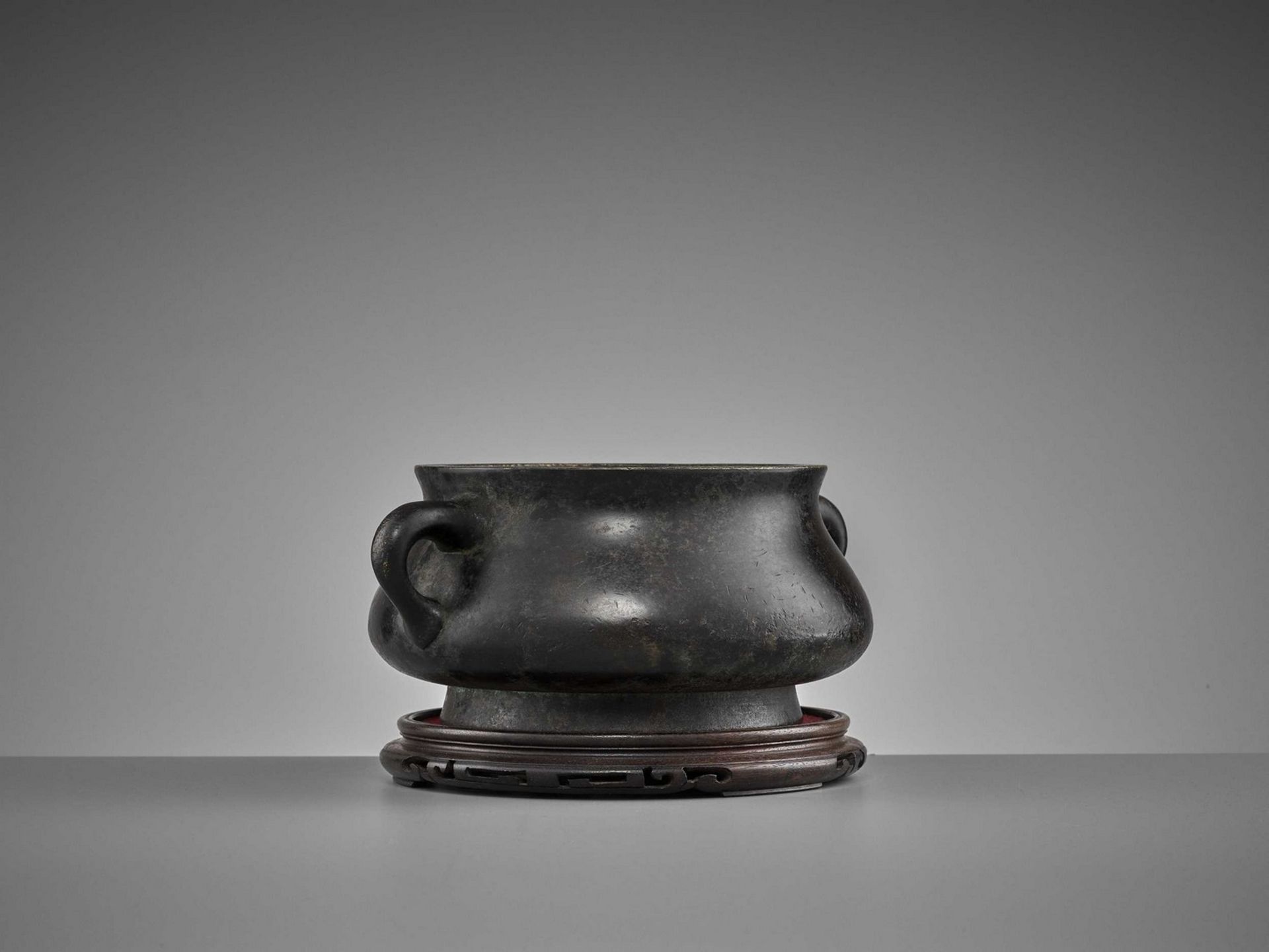 A HEAVILY CAST BRONZE CENSER, QING DYNASTY - Image 3 of 16