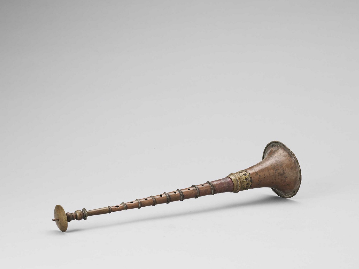 A RARE TIBETAN BRONZE ALLOY CEREMONIAL HORN, 19TH CENTURY - Image 3 of 6