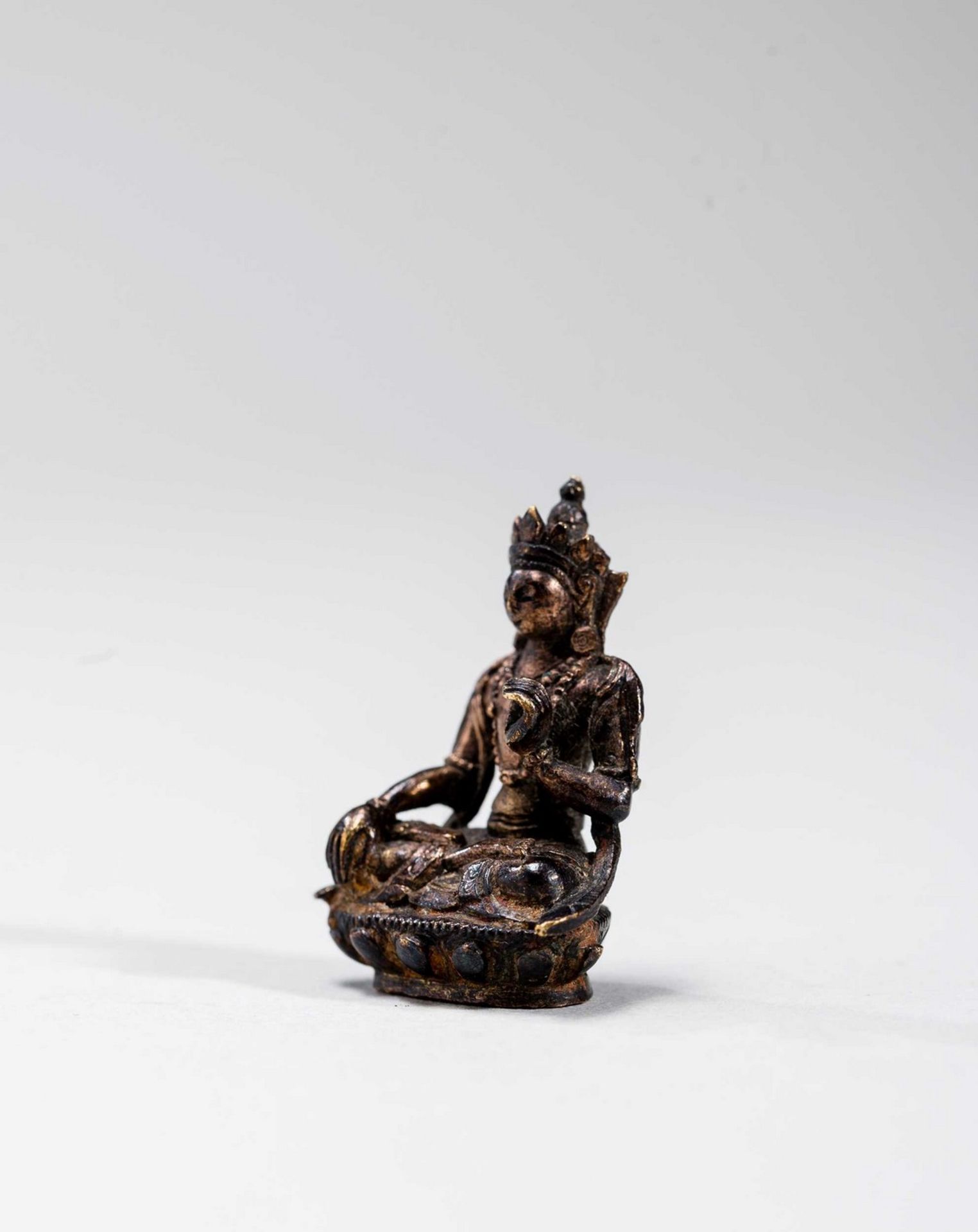 A TIBETAN MINIATURE BRONZE OF AKSHOBHYA, 18TH-19TH CENTURY - Bild 2 aus 6