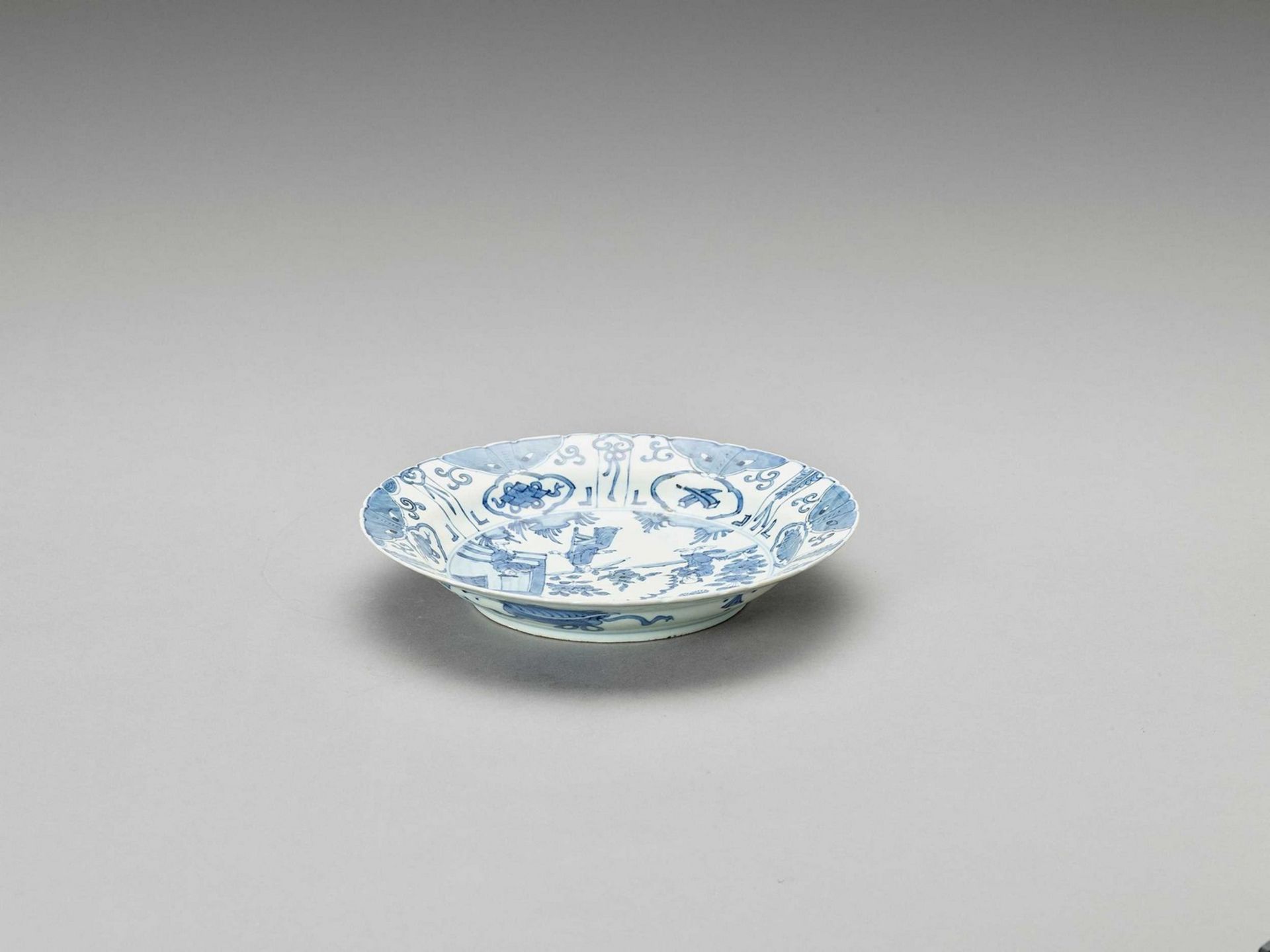 A RARE BLUE AND WHITE PORCELAIN DISH - Image 2 of 4