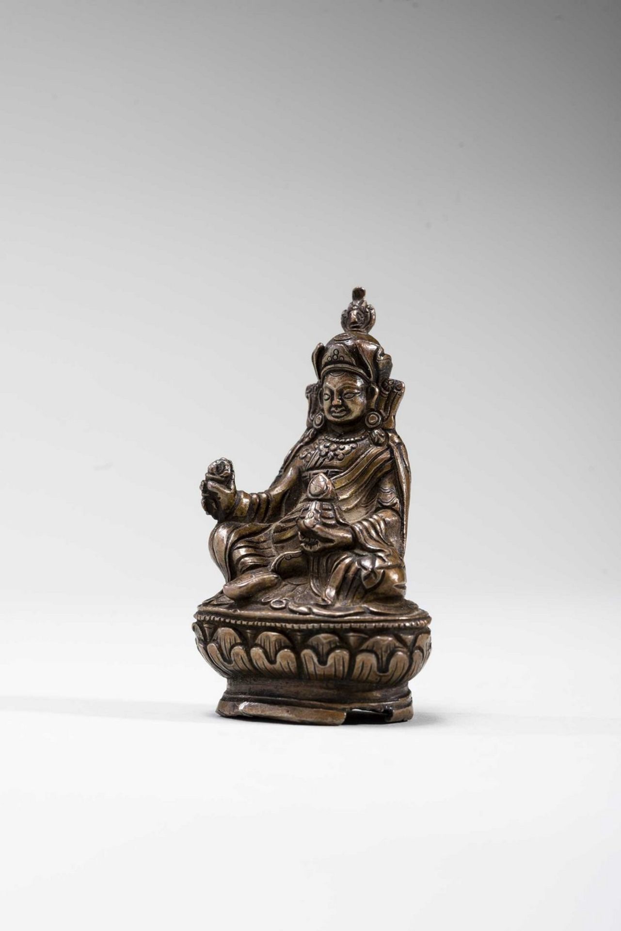 A TIBETAN MINIATURE BRONZE OF PADMASAMBHAVA, 19TH CENTURY - Image 5 of 7