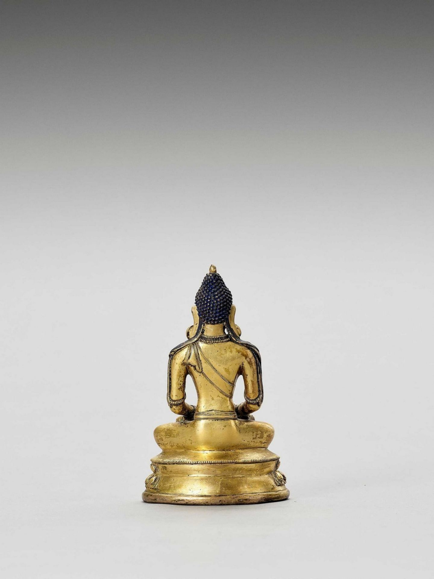A SINO-TIBETAN GILT BRONZE FIGURE OF BUDDHA, QING - Image 5 of 6