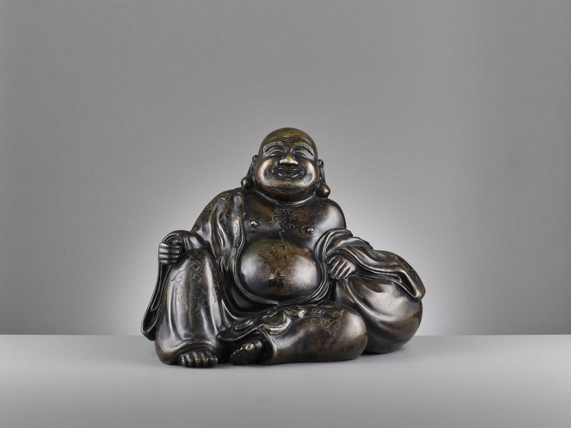 A LARGE AND HEAVILY CAST BRONZE FIGURE OF BUDAI, QING DYNASTY - Image 7 of 14