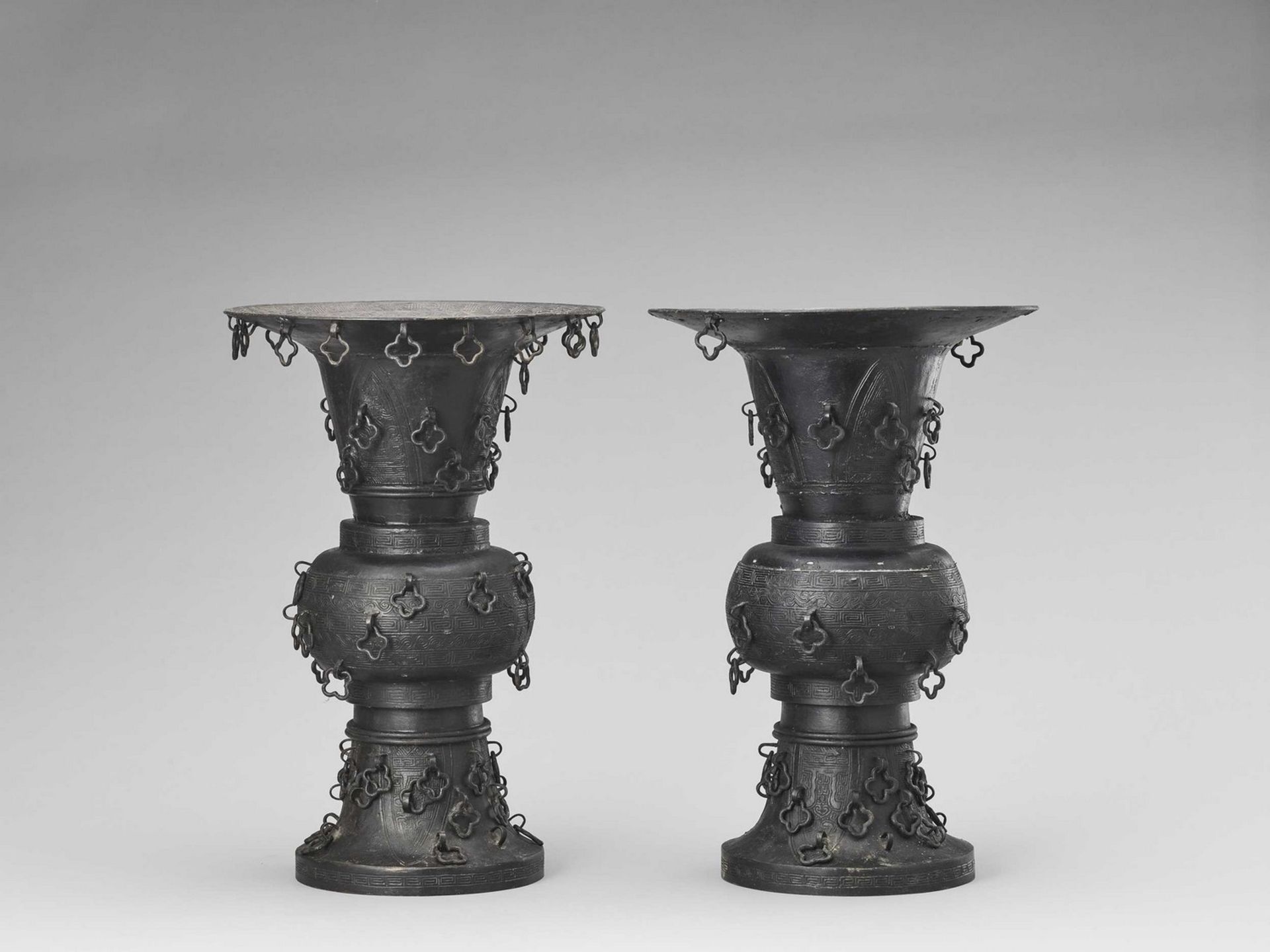 A PAIR OF METAL ALLOY ARCHAISTIC YEN YEN VASES, LATE QING TO REPUBLIC - Bild 2 aus 10