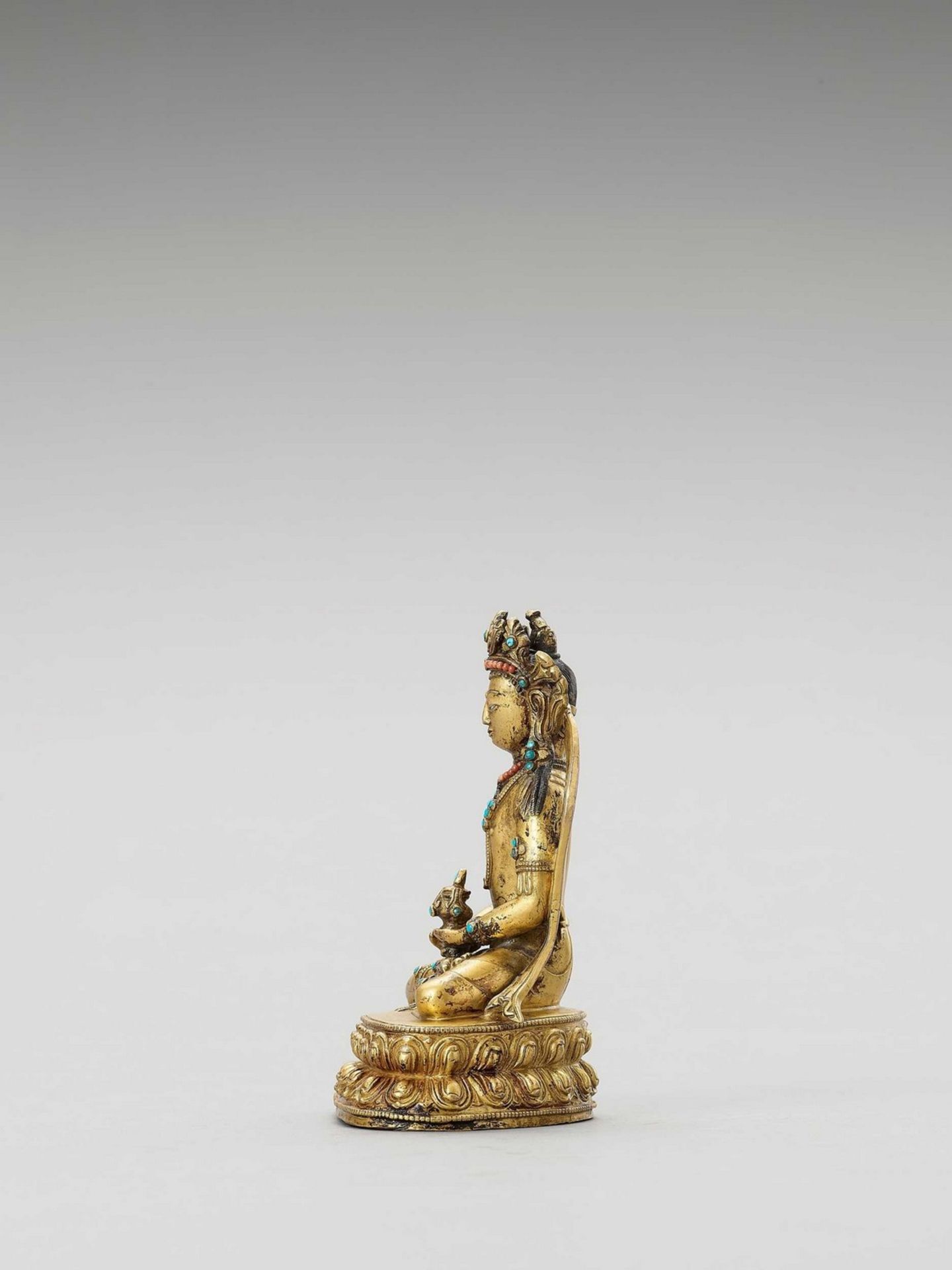 A SINO-TIBETAN GILT BRONZE FIGURE OF AMITAYUS, QING - Bild 3 aus 6