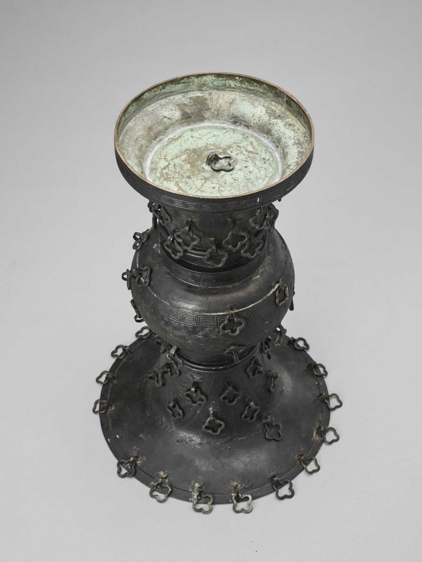 A PAIR OF METAL ALLOY ARCHAISTIC YEN YEN VASES, LATE QING TO REPUBLIC - Image 8 of 10