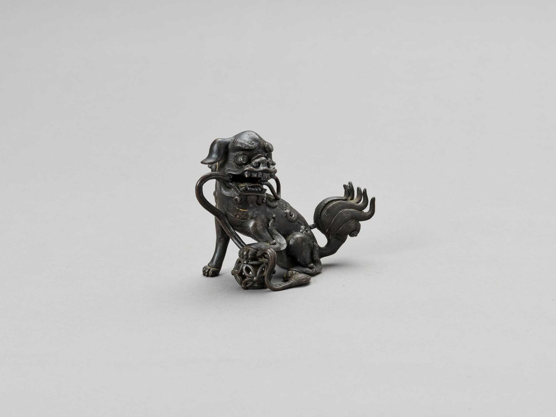 A BRONZE ‘BUDDHIST LION’ CENSER, 17TH CENTURY - Bild 3 aus 7