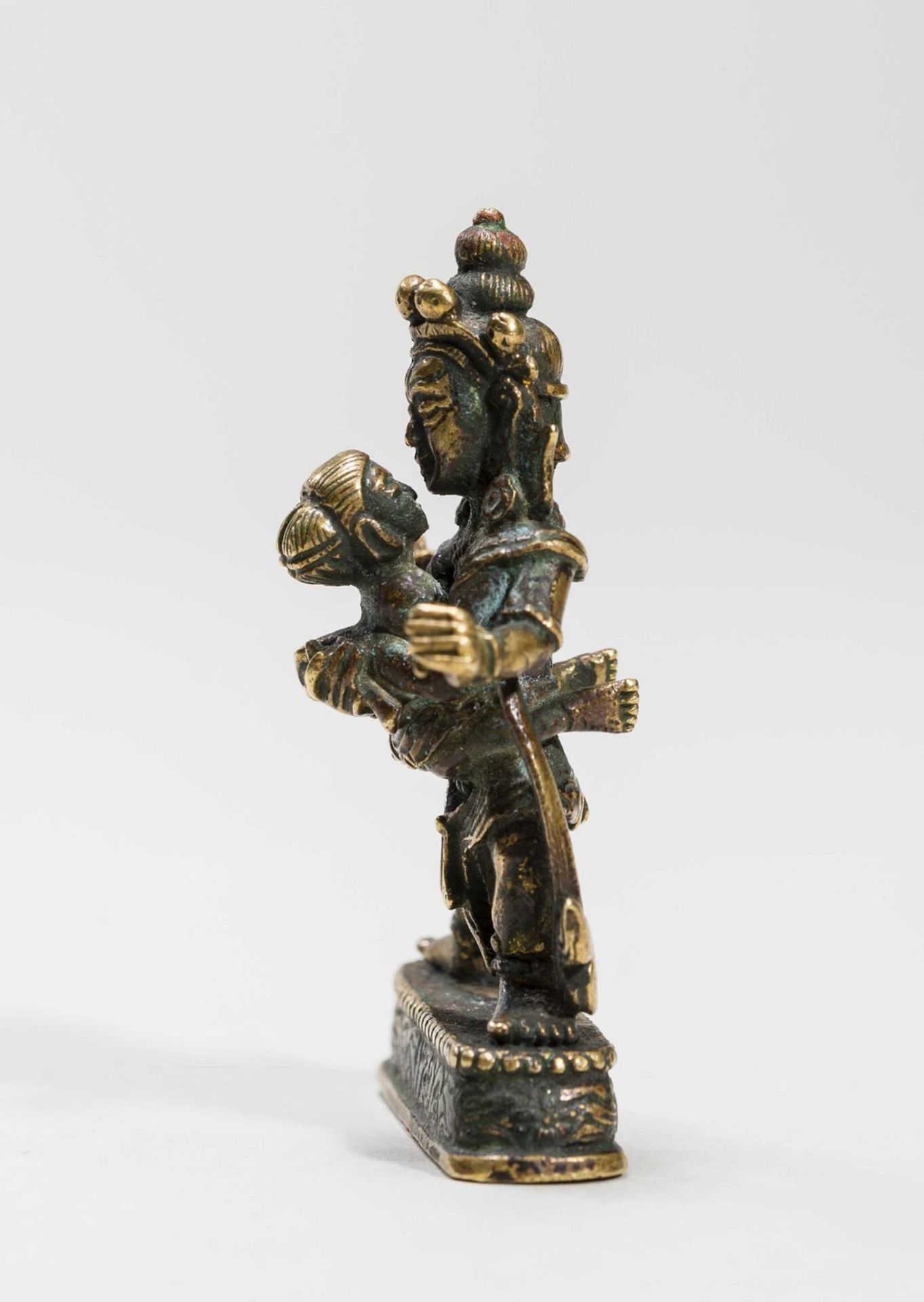 A TIBETAN BRONZE OF A DHARMAPALA IN YABYUM WITH PRAJNA - Bild 3 aus 7